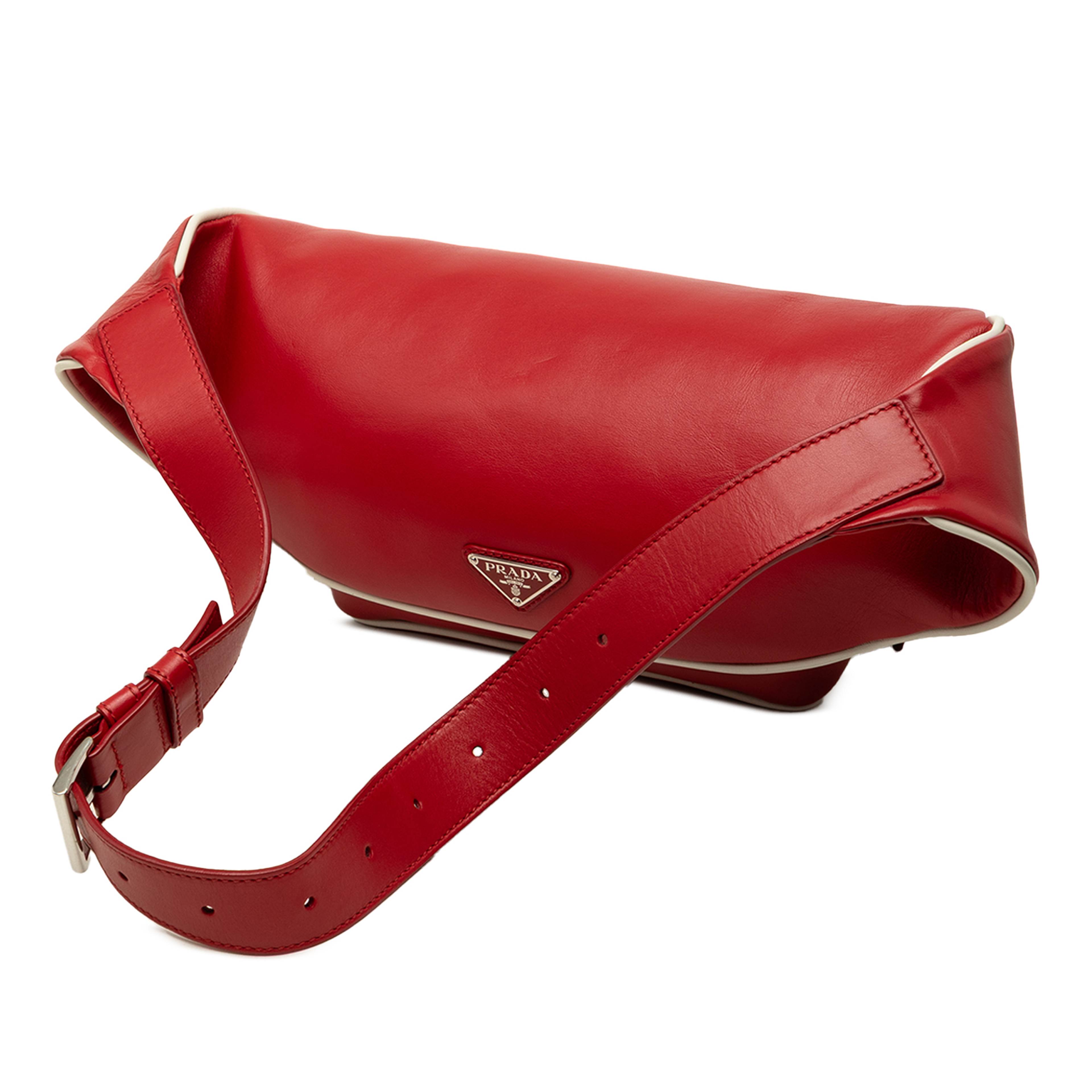 Prada Leather Zip Pocket Belt Bag, från Luxclusif, i färgen röd. Klicka för att öppna bilden i stort format