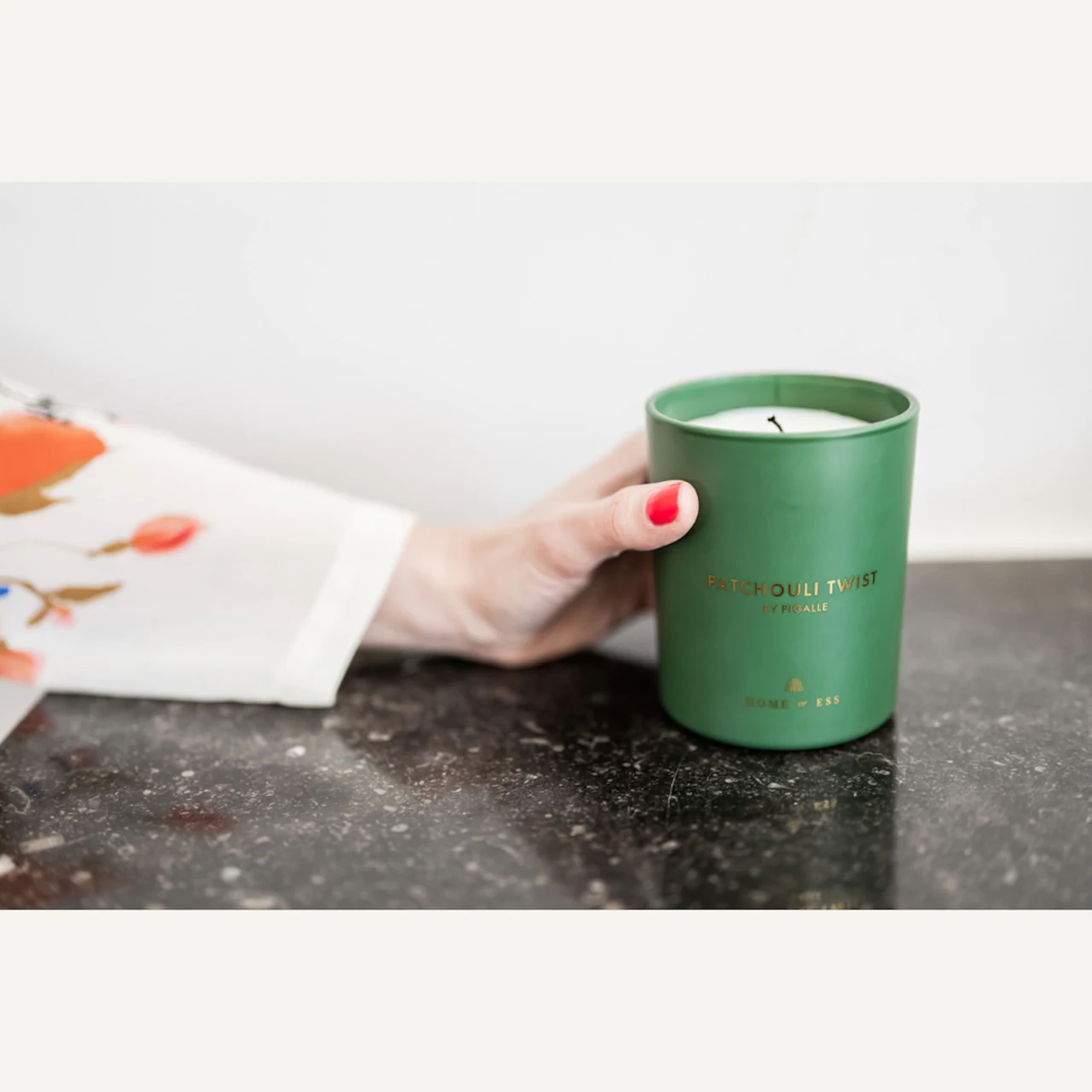 Patchouli Twist By Pigalle - Doftljus, från Home of ESS, i färgen green. Klicka för att öppna bilden i stort format