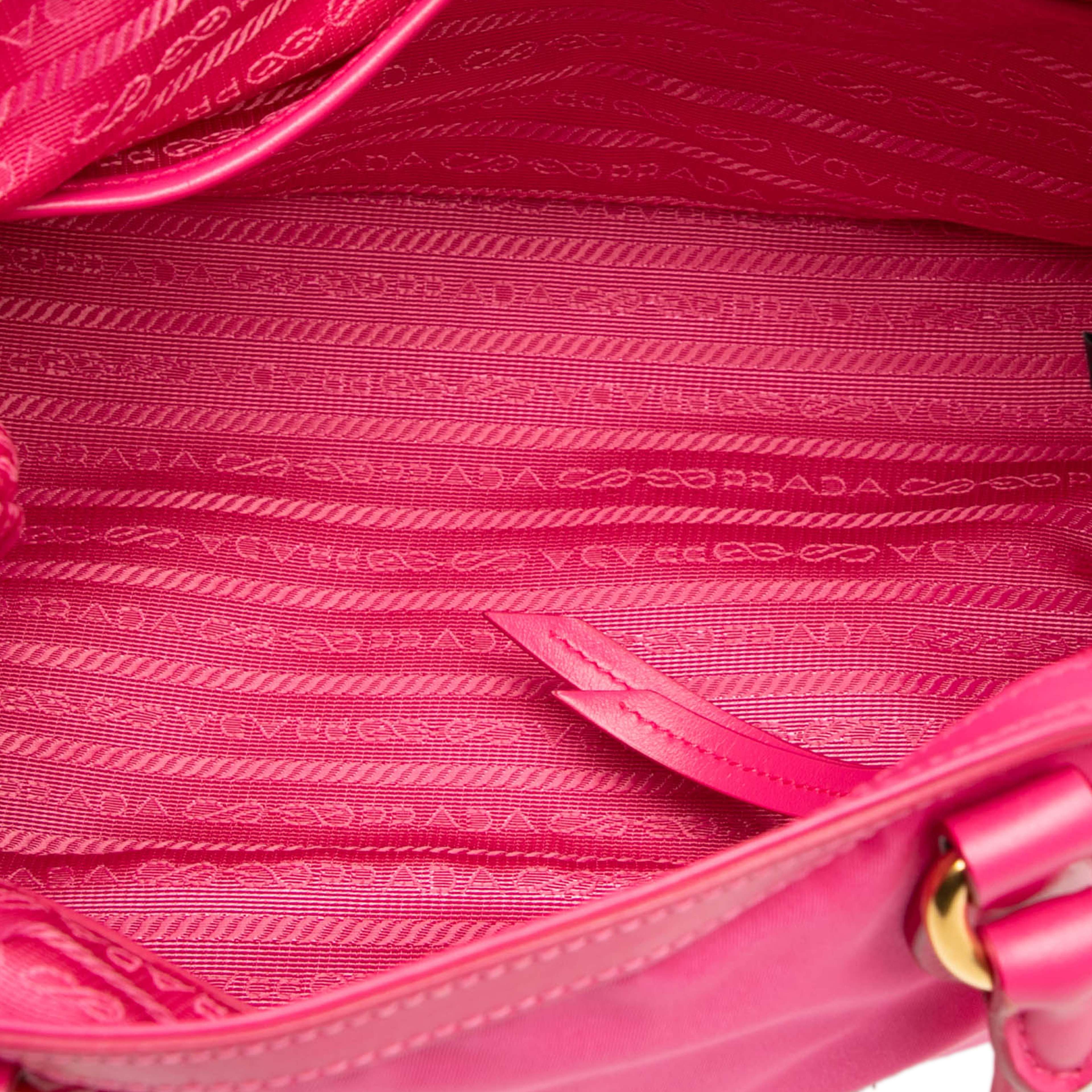 Prada Tessuto Satchel, från Luxclusif, i färgen hot pink. Klicka för att öppna bilden i stort format