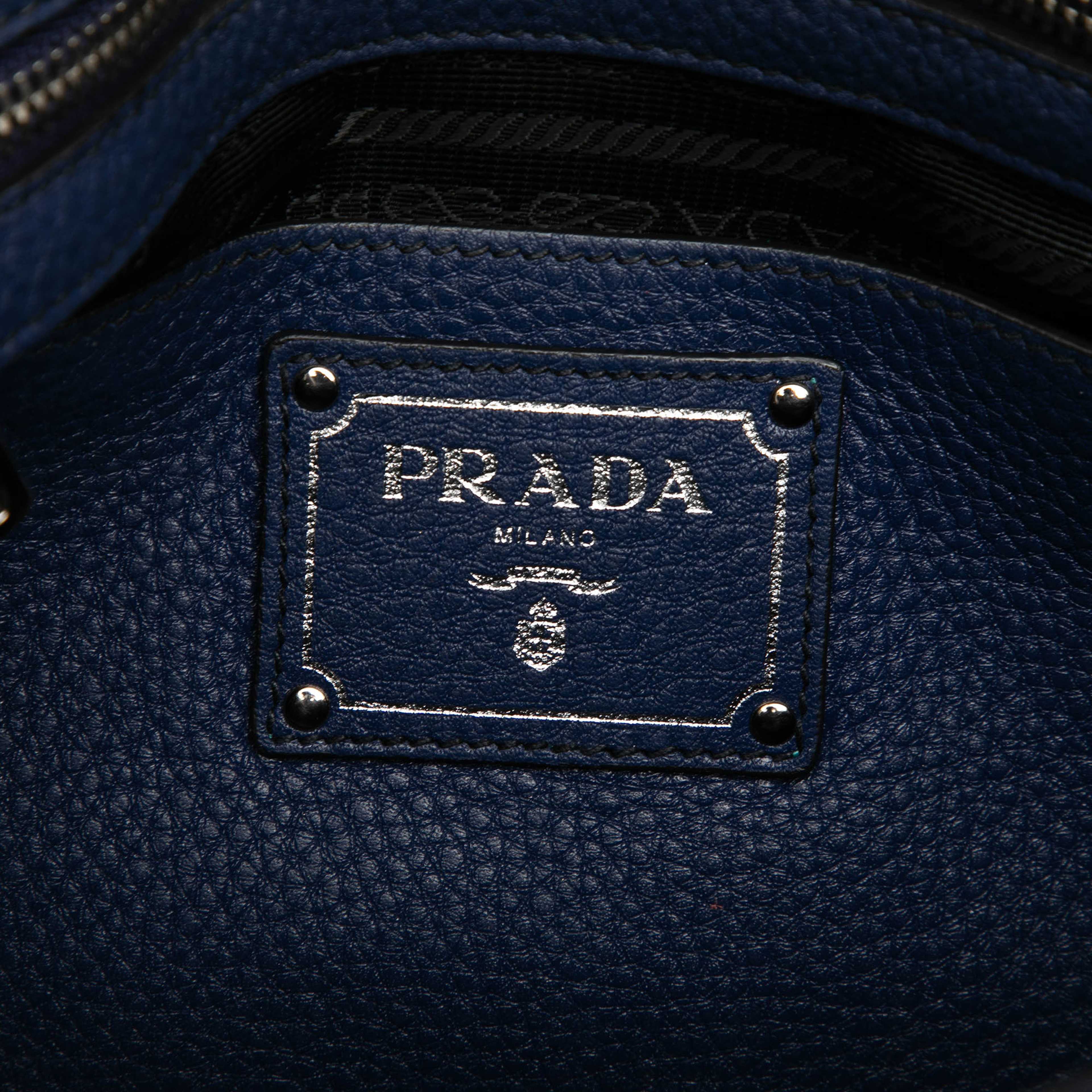 Prada Vitello Daino Zip Top Satchel, från Luxclusif, i färgen dark blue. Klicka för att öppna bilden i stort format