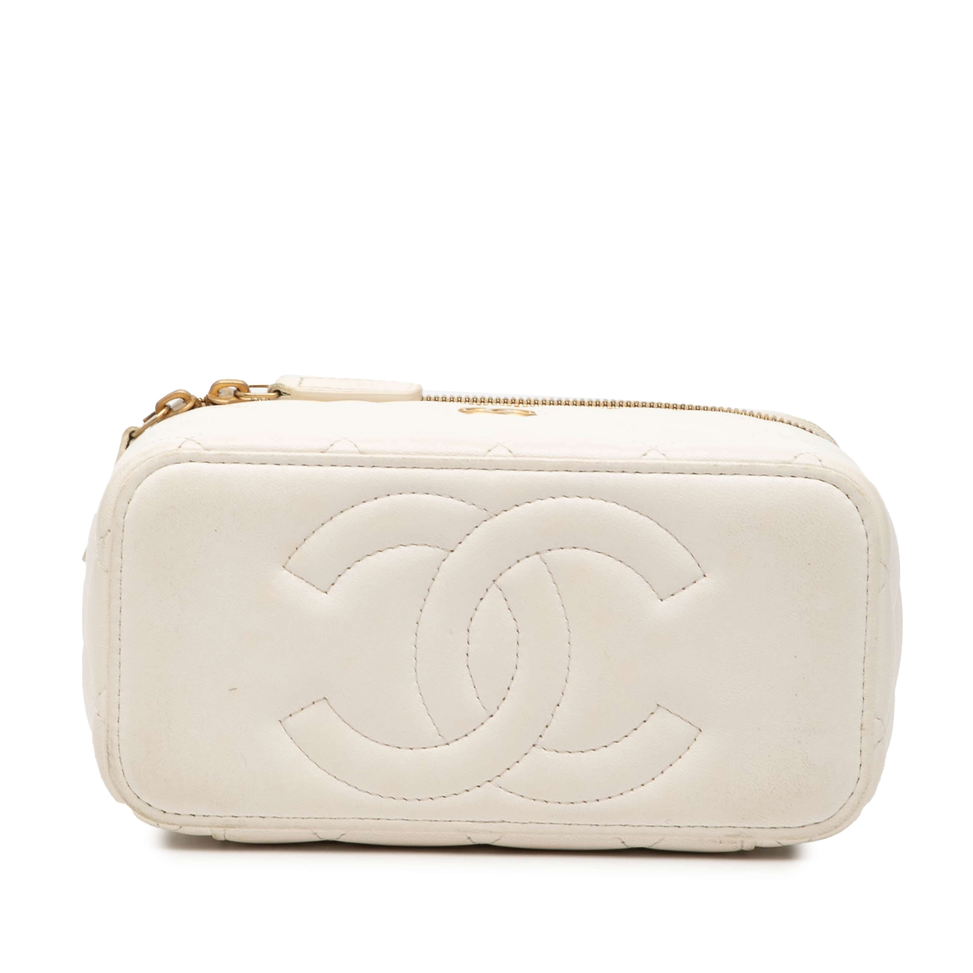 Chanel Small Quilted Lambskin Vanity Case With Chain, från Luxclusif, i färgen white. Klicka för att öppna bilden i stort format