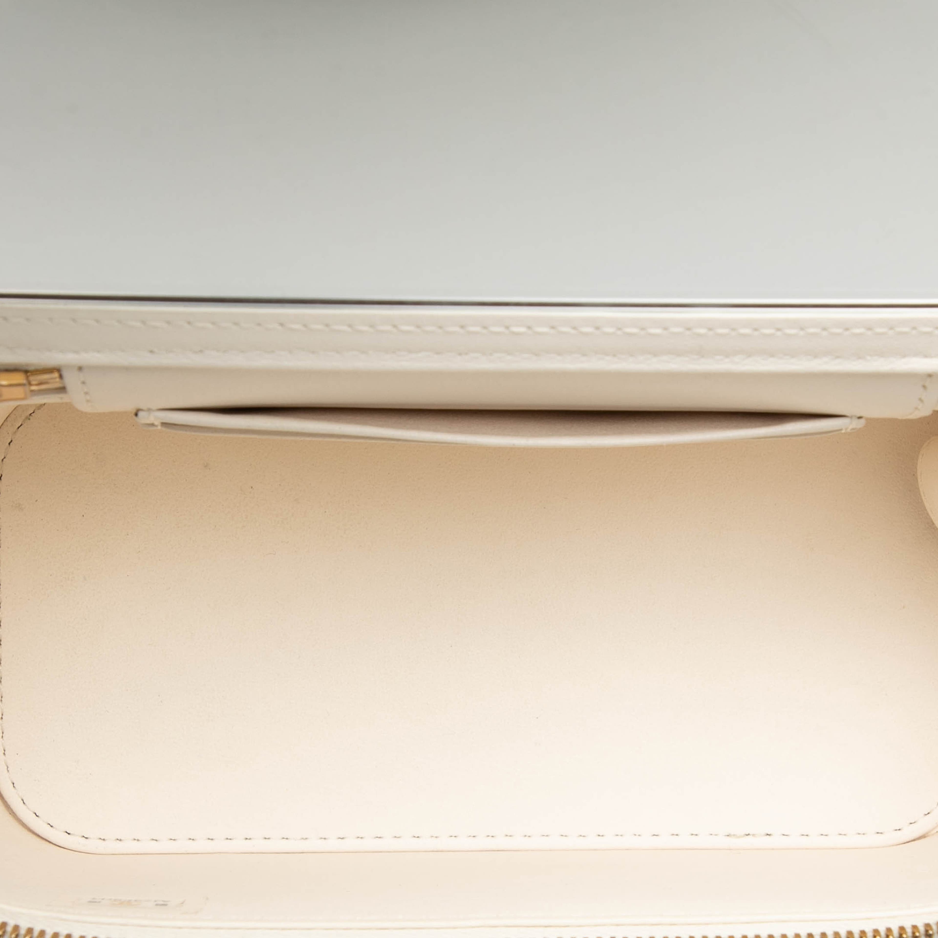 Chanel Small Quilted Lambskin Vanity Case With Chain, från Luxclusif, i färgen white. Klicka för att öppna bilden i stort format