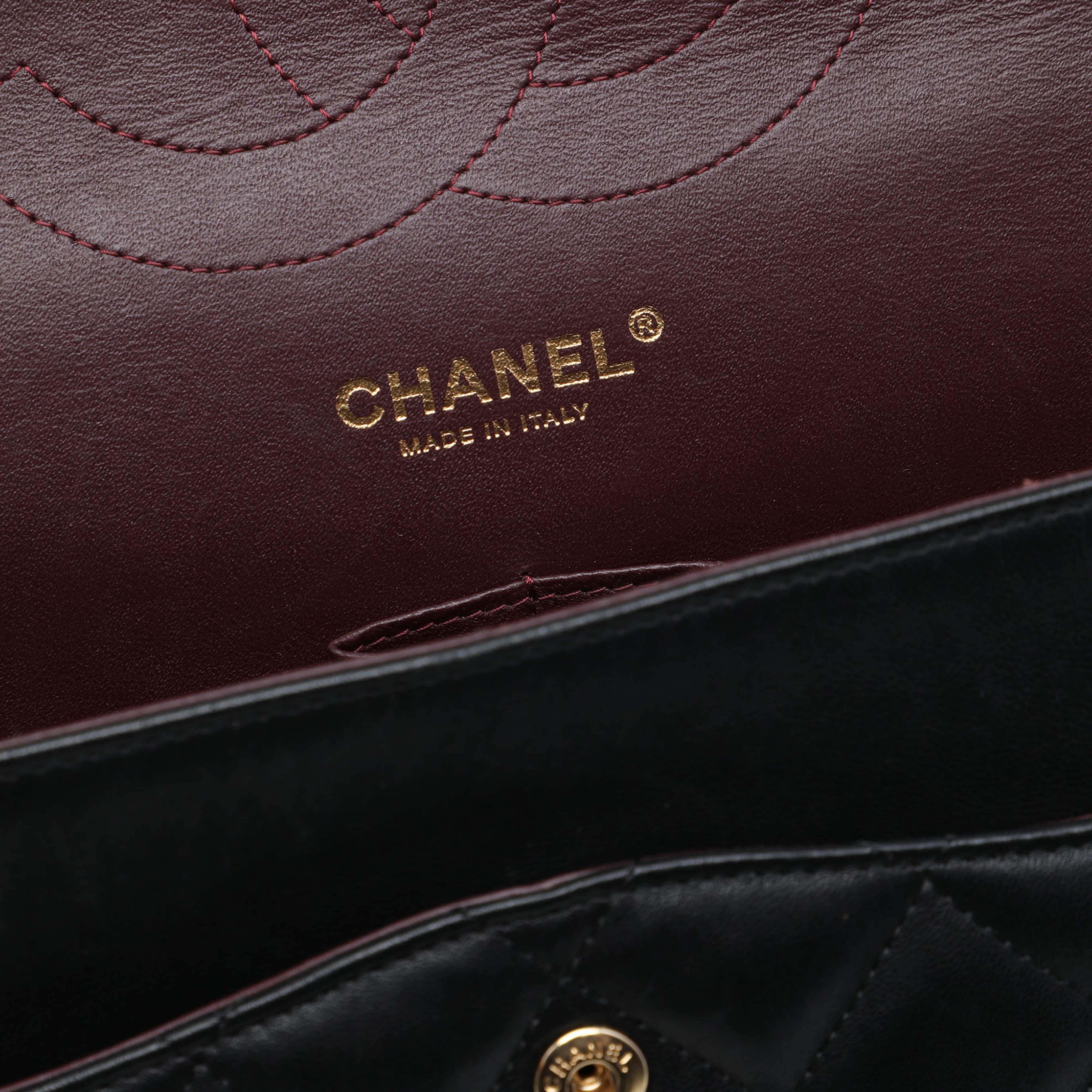Chanel Jumbo Classic Lambskin Double Flap, från Luxclusif, i färgen svart. Klicka för att öppna bilden i stort format
