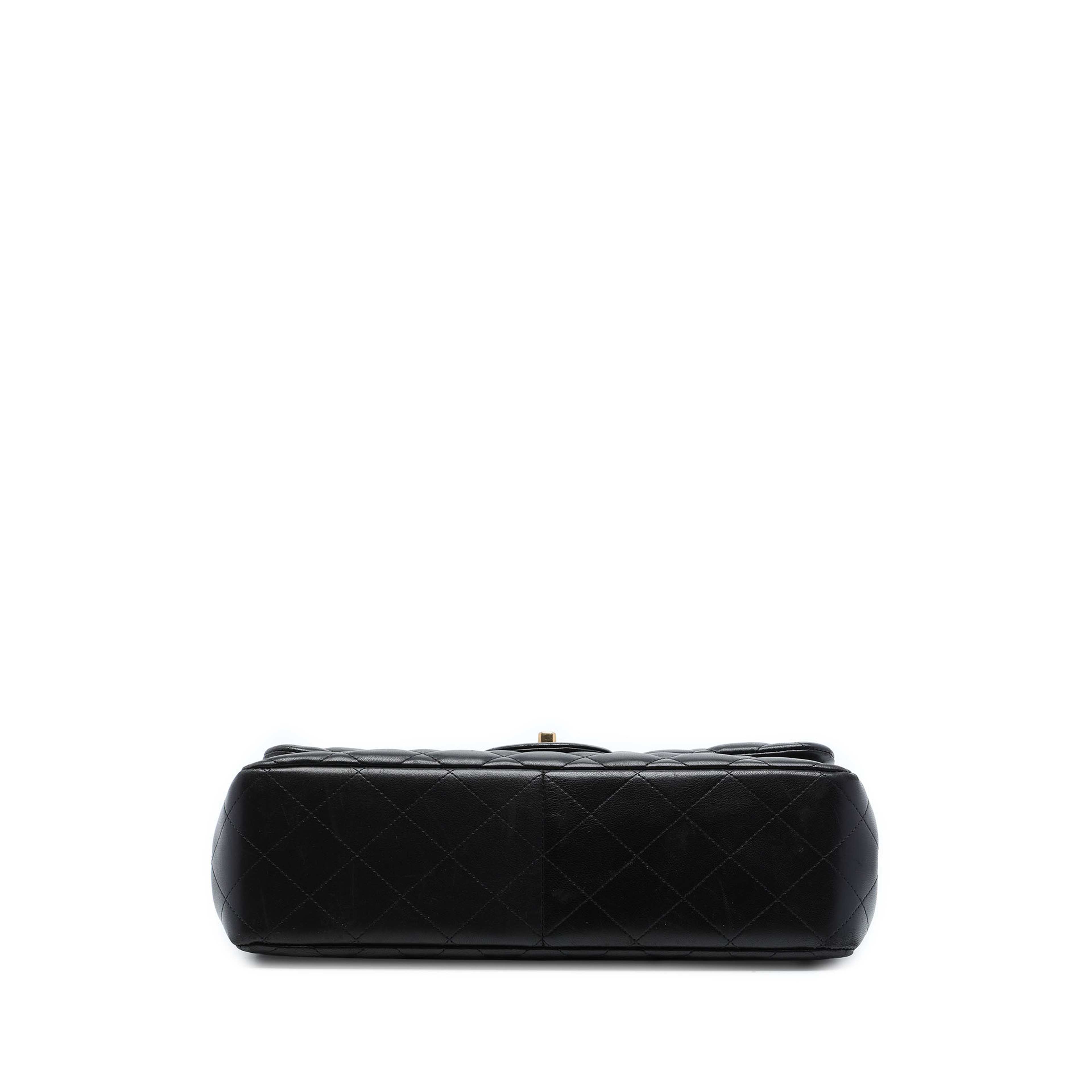 Chanel Jumbo Classic Lambskin Double Flap, från Luxclusif, i färgen svart. Klicka för att öppna bilden i stort format