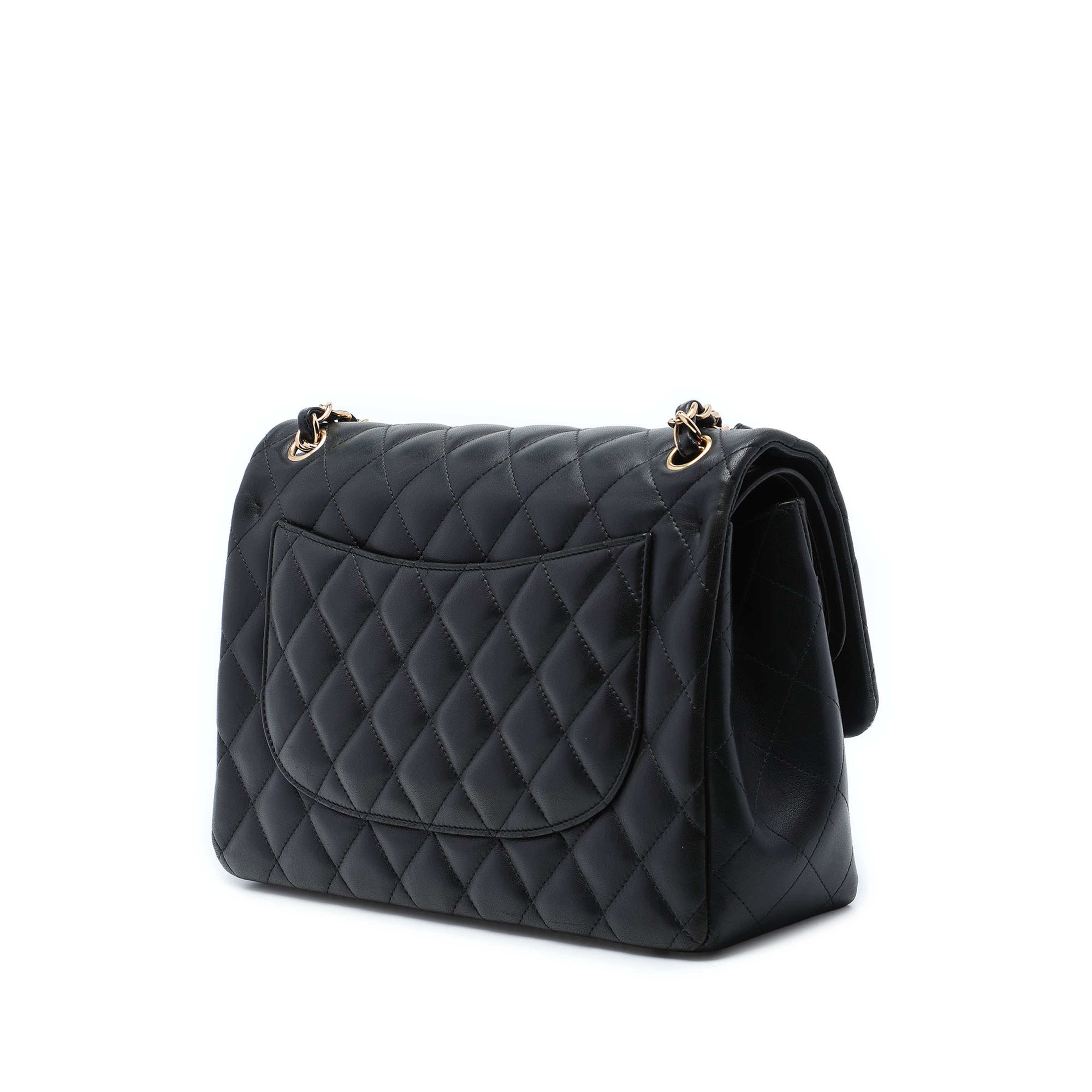 Chanel Jumbo Classic Lambskin Double Flap, från Luxclusif, i färgen svart. Klicka för att öppna bilden i stort format