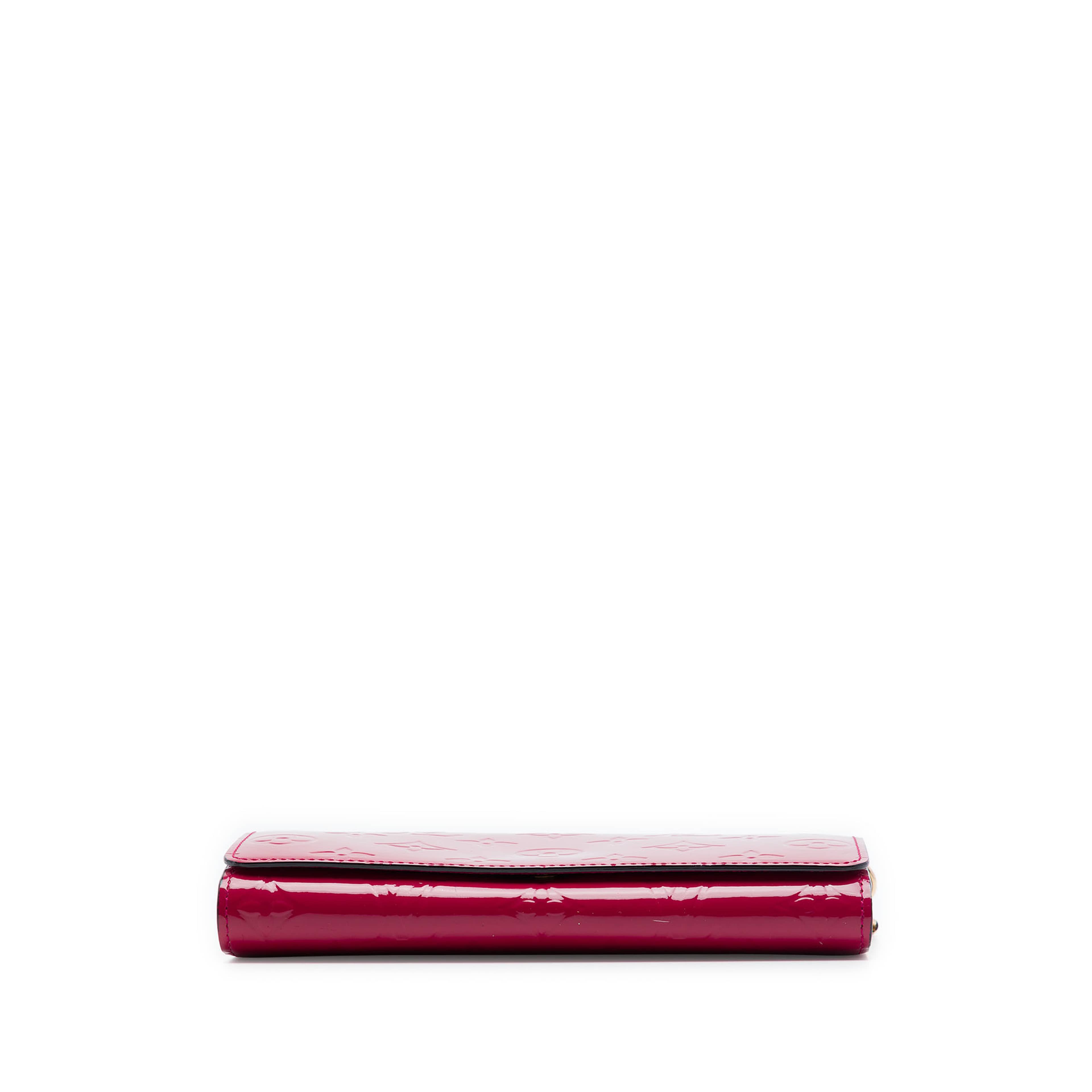 Louis Vuitton Monogram Vernis Chain Wallet, från Luxclusif, i färgen rosa. Klicka för att öppna bilden i stort format