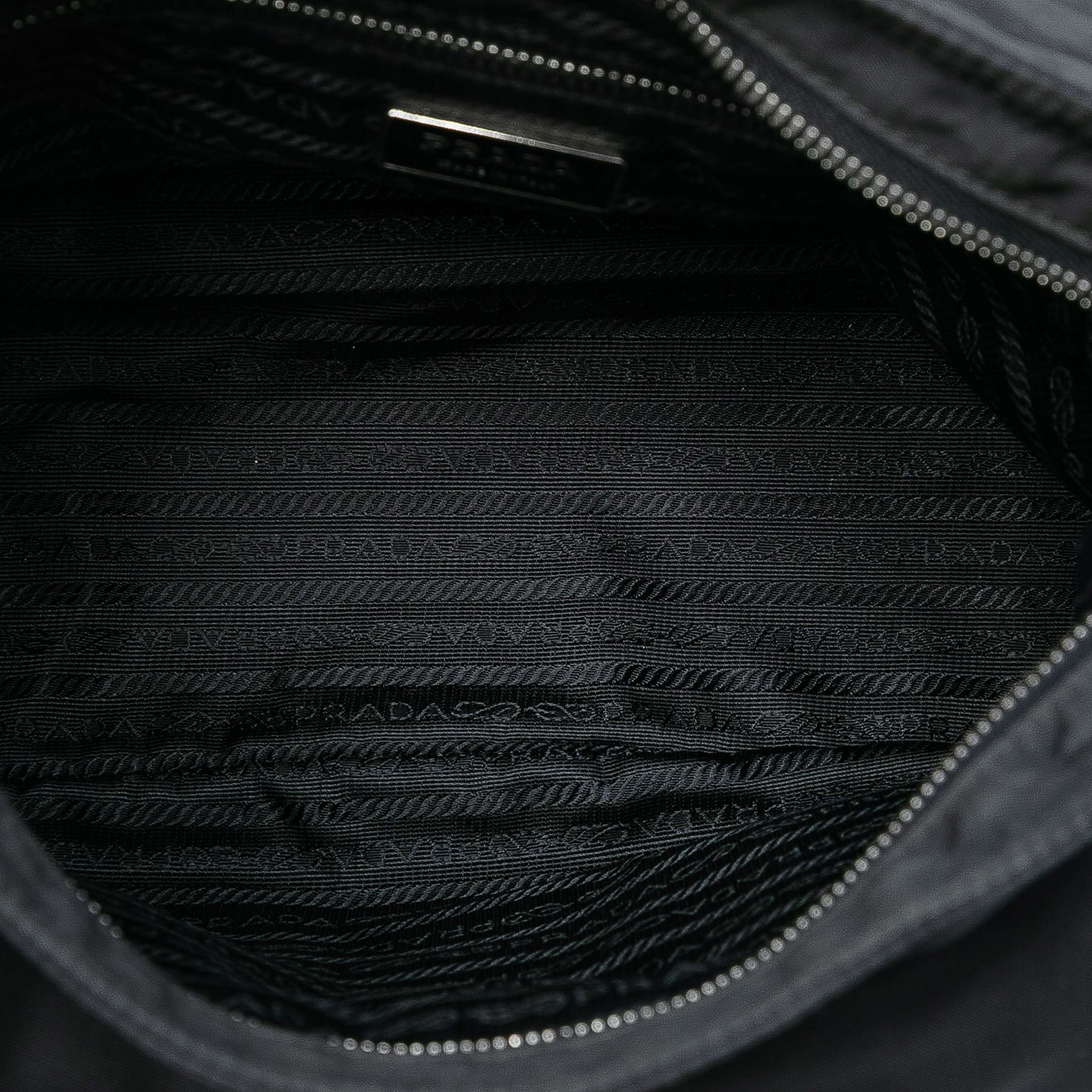 Prada Saffiano Trimmed Tessuto Buckle Messenger Bag, från Luxclusif, i färgen black. Klicka för att öppna bilden i stort format