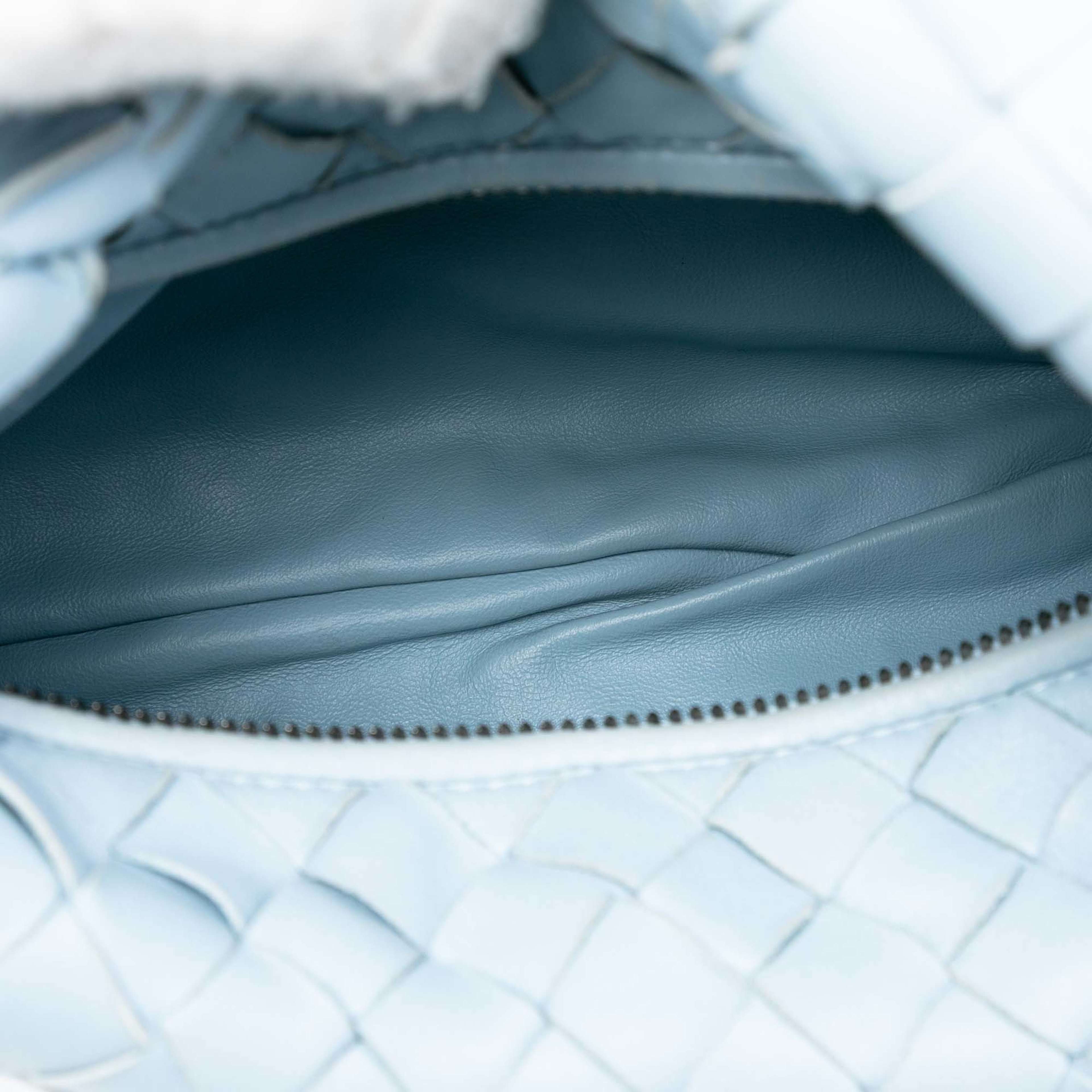 Bottega Veneta Mini Nappa Intrecciato Jodie, från Luxclusif, i färgen light blue. Klicka för att öppna bilden i stort format