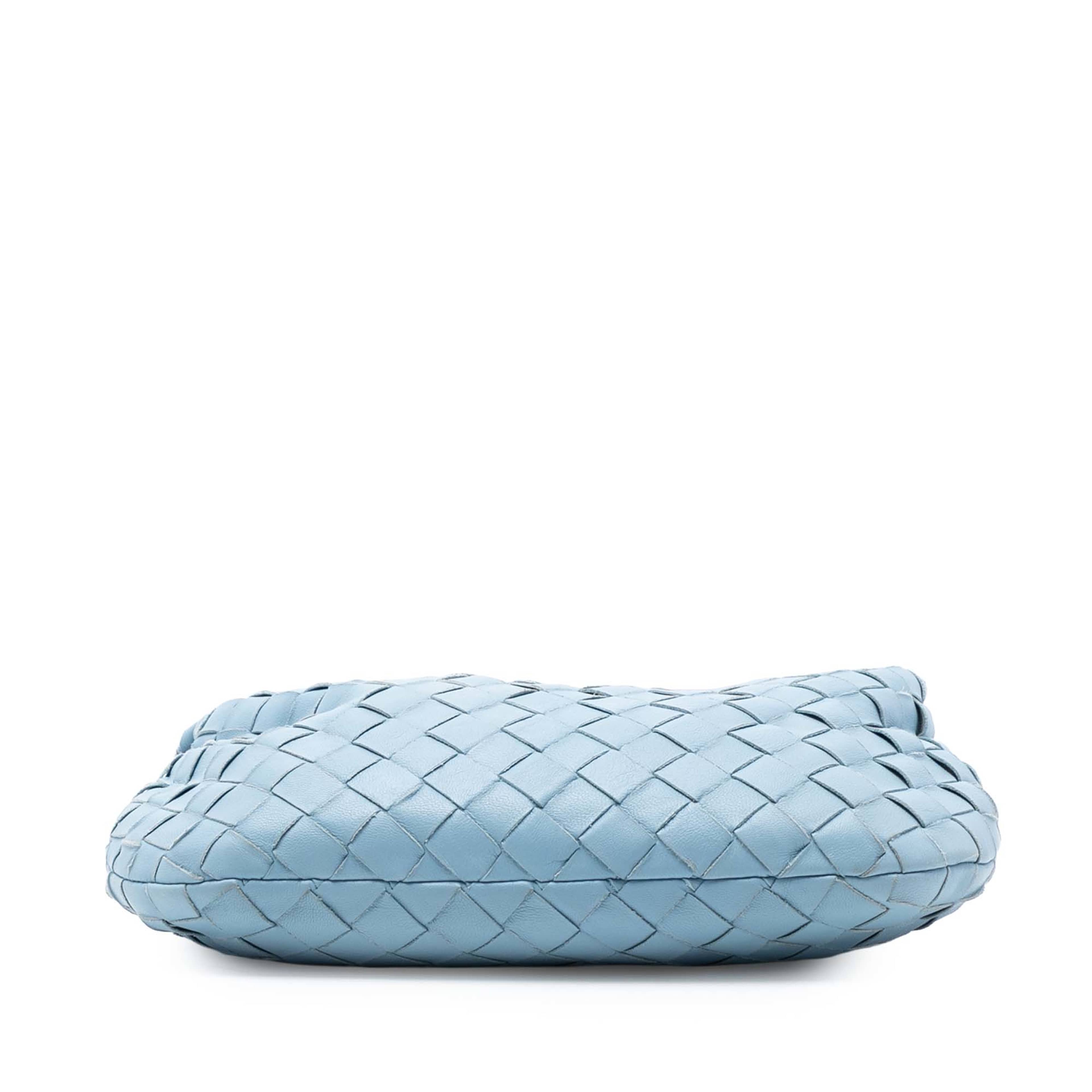 Bottega Veneta Mini Nappa Intrecciato Jodie, från Luxclusif, i färgen light blue. Klicka för att öppna bilden i stort format