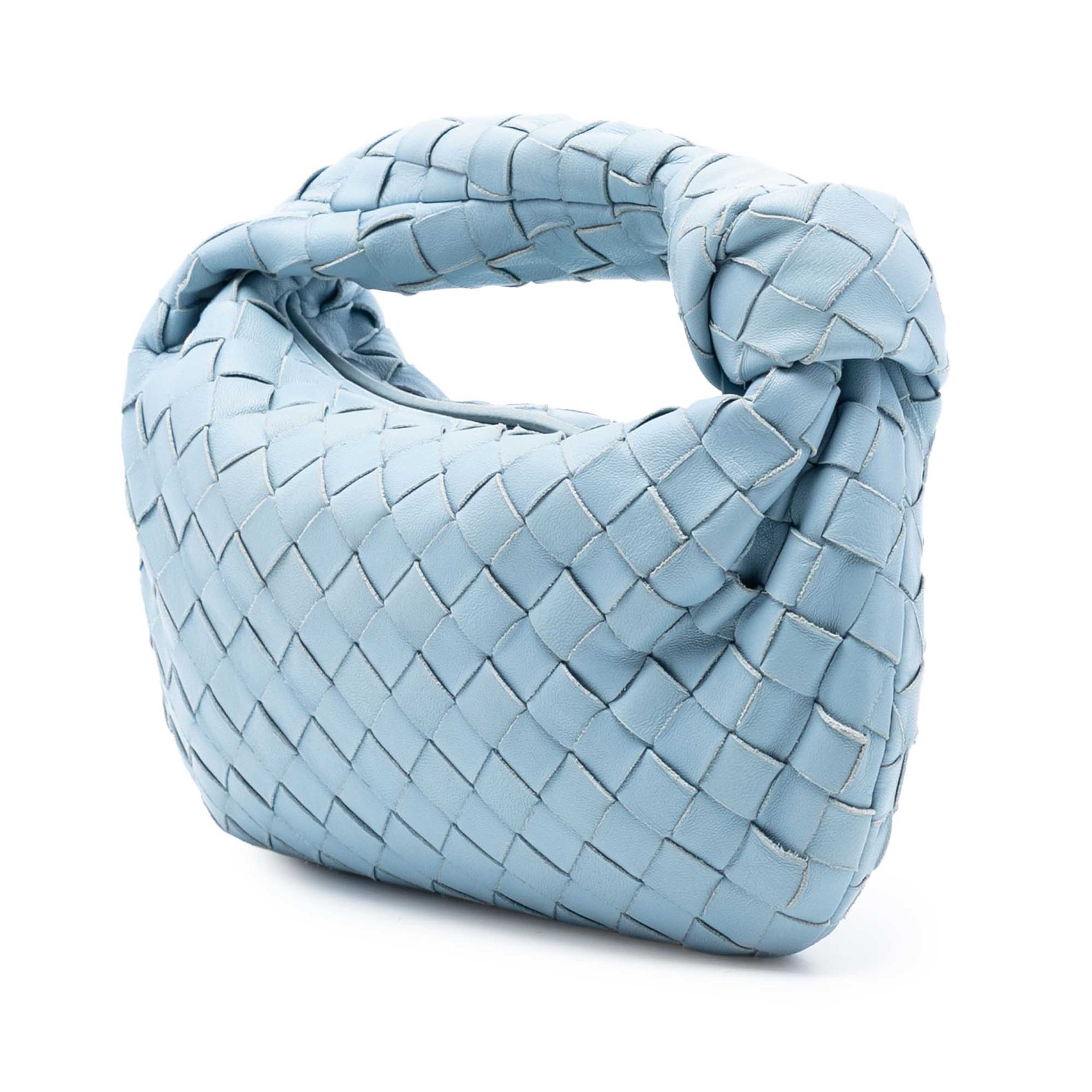 Bottega Veneta Mini Nappa Intrecciato Jodie, från Luxclusif, i färgen light blue. Klicka för att öppna bilden i stort format