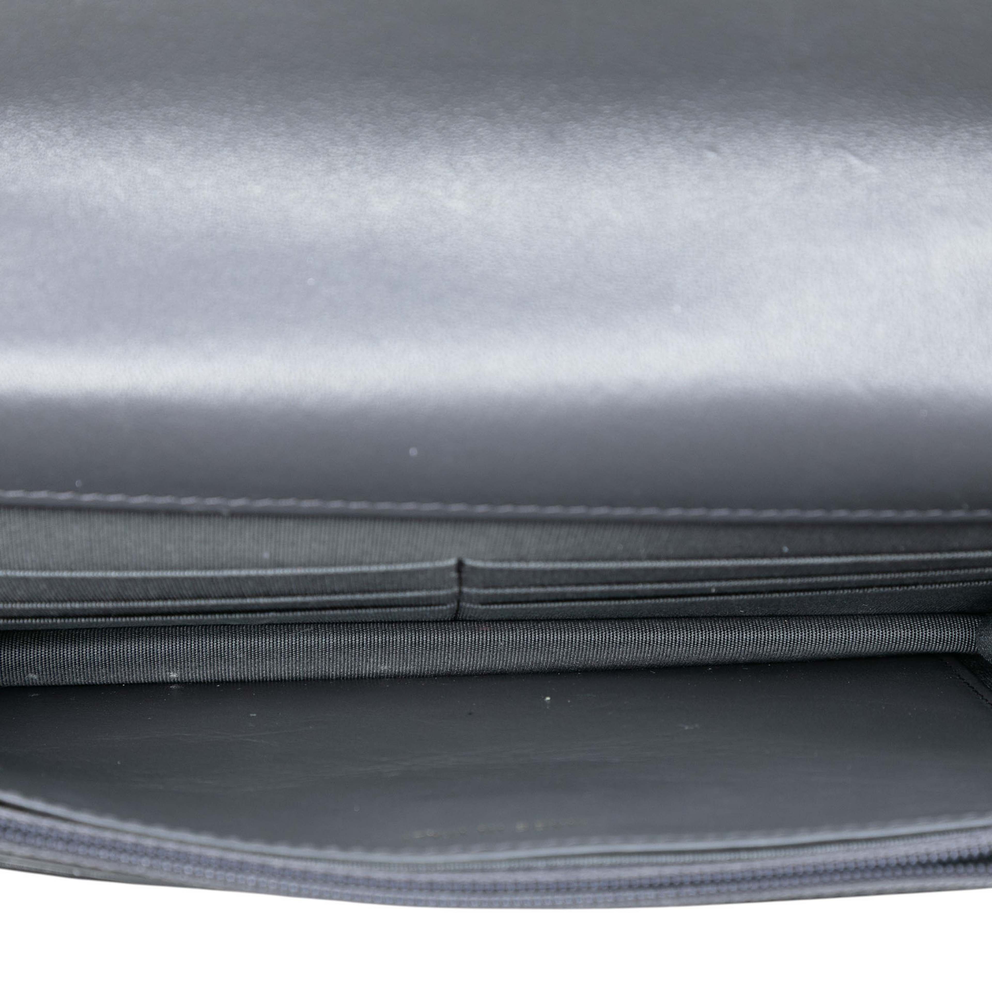 Chanel Quilted Lambskin 19 Wallet On Chain, från Luxclusif, i färgen charcoal. Klicka för att öppna bilden i stort format