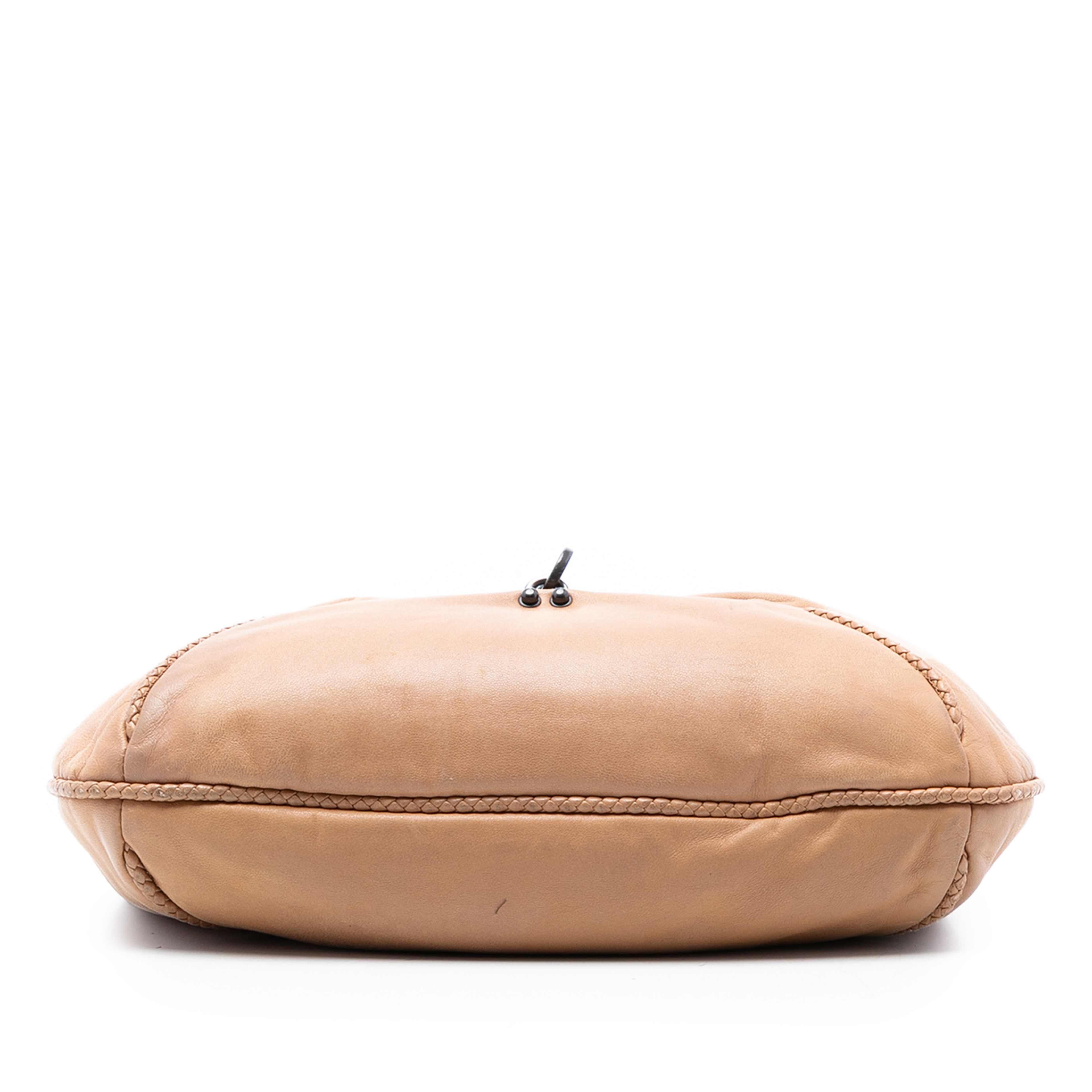 Bottega Veneta Leather Braided Shoulder Bag, från Luxclusif, i färgen brun. Klicka för att öppna bilden i stort format