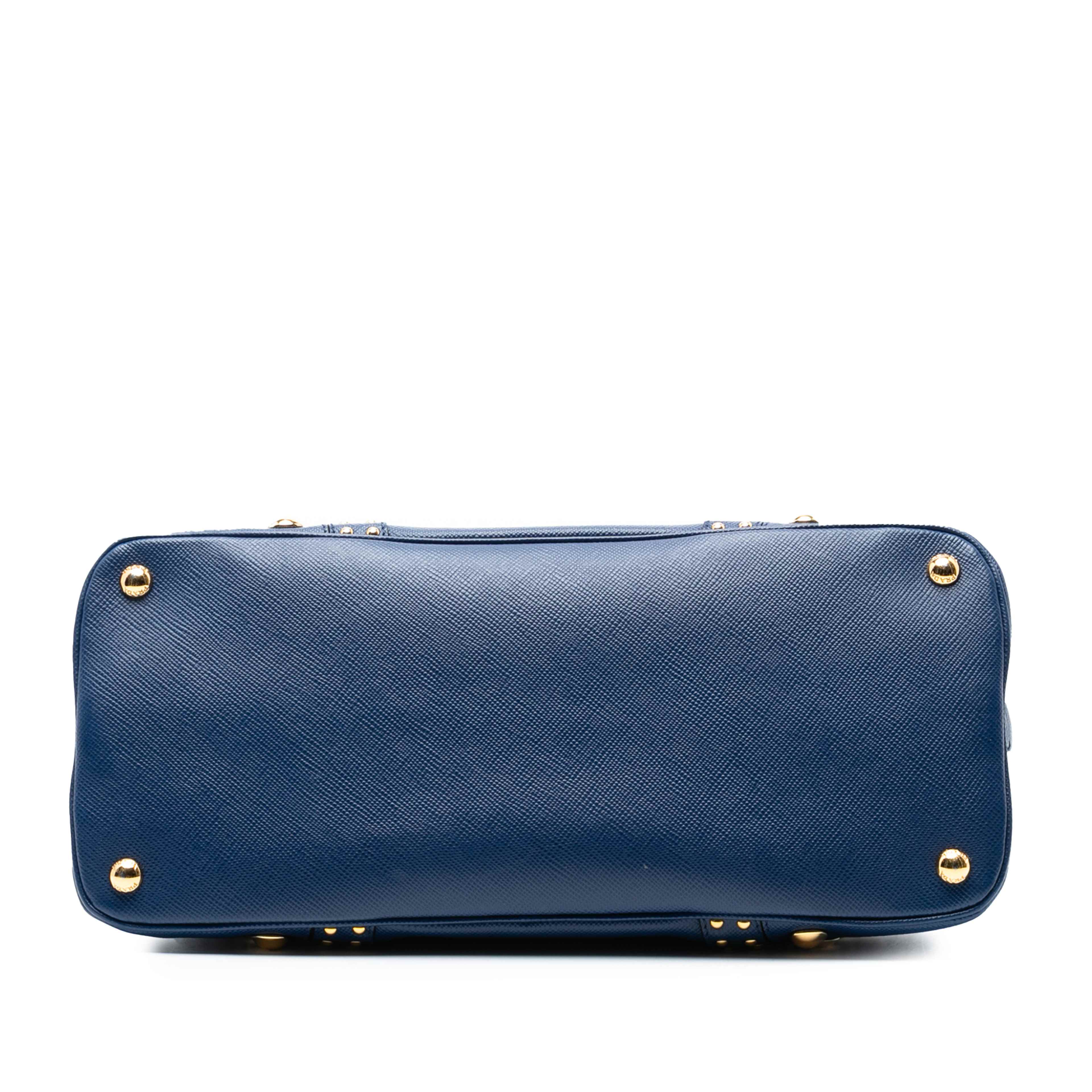 Prada Studded Saffiano Cuir Promenade Satchel, från Luxclusif, i färgen blå. Klicka för att öppna bilden i stort format