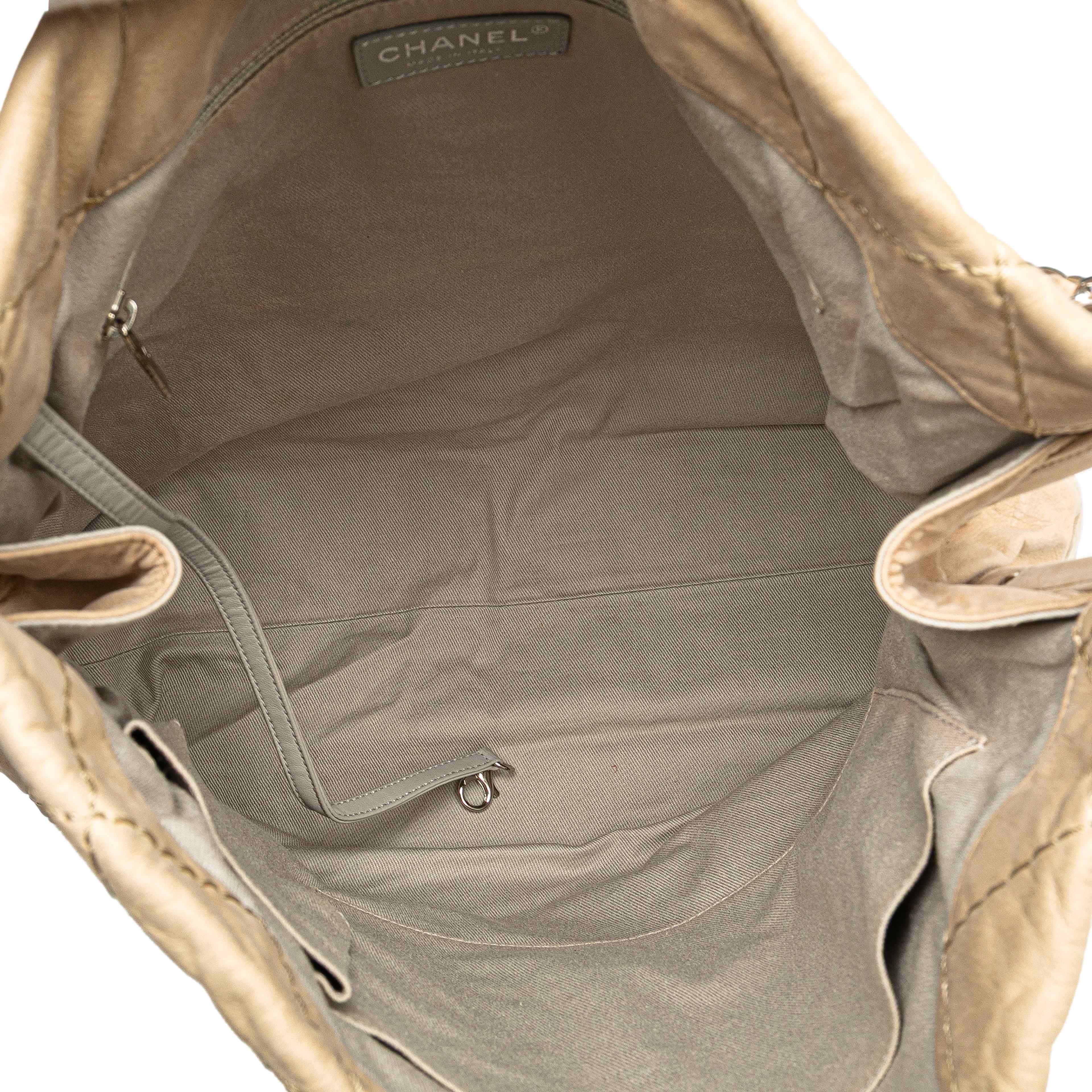 Chanel Iridescent Calfskin Sea Hit Tote, från Luxclusif, i färgen beige. Klicka för att öppna bilden i stort format