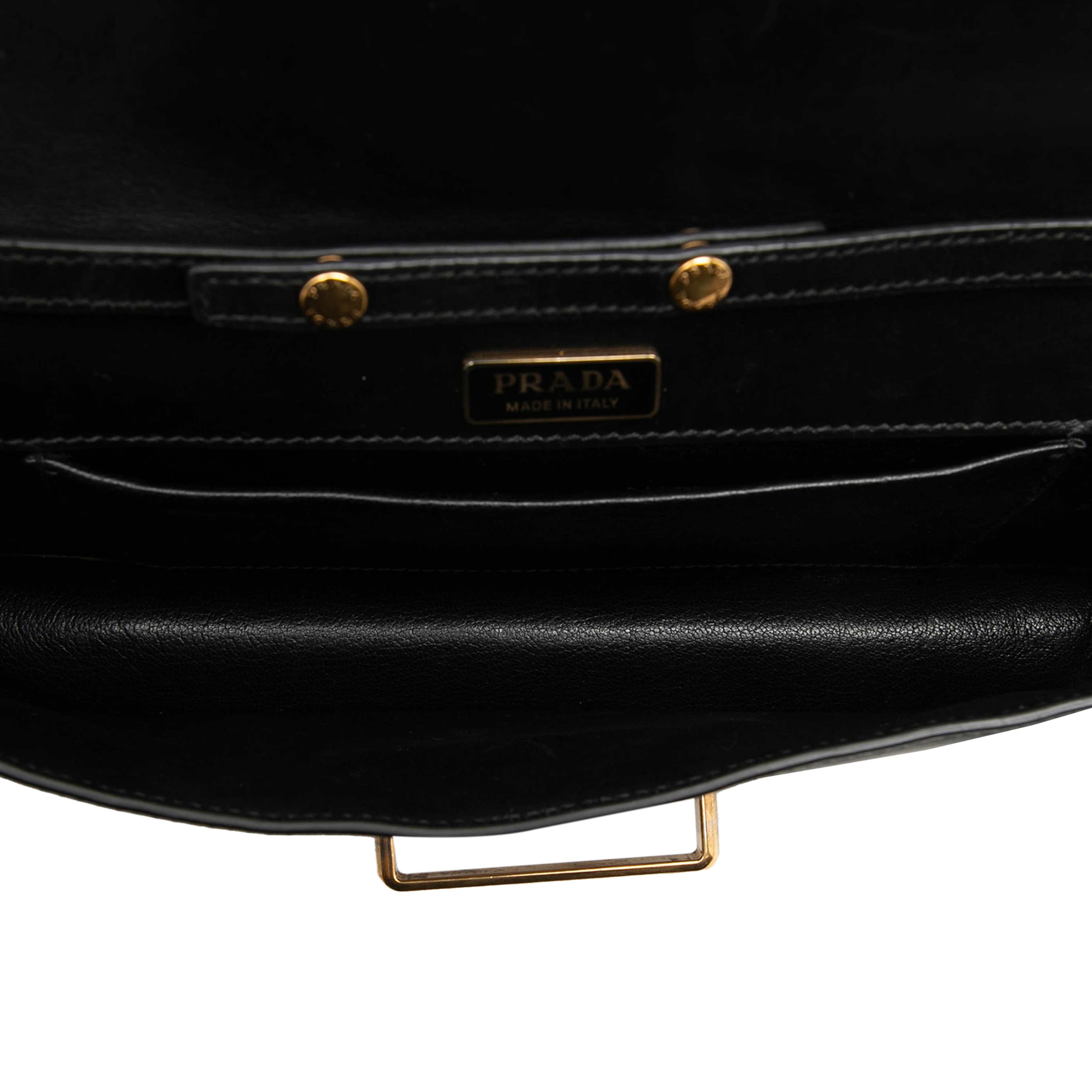 Prada City Calf And Saffiano Cahier Chain Clutch, från Luxclusif, i färgen svart. Klicka för att öppna bilden i stort format
