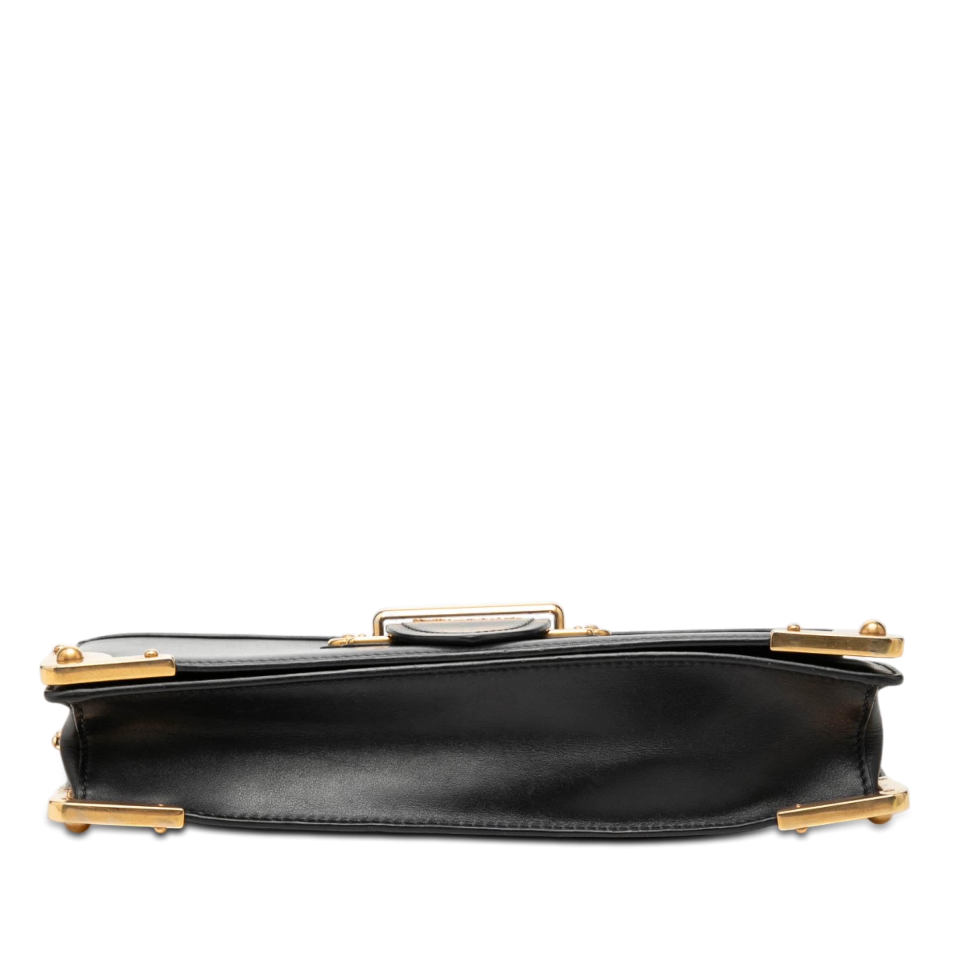 Prada City Calf And Saffiano Cahier Chain Clutch, från Luxclusif, i färgen svart. Klicka för att öppna bilden i stort format