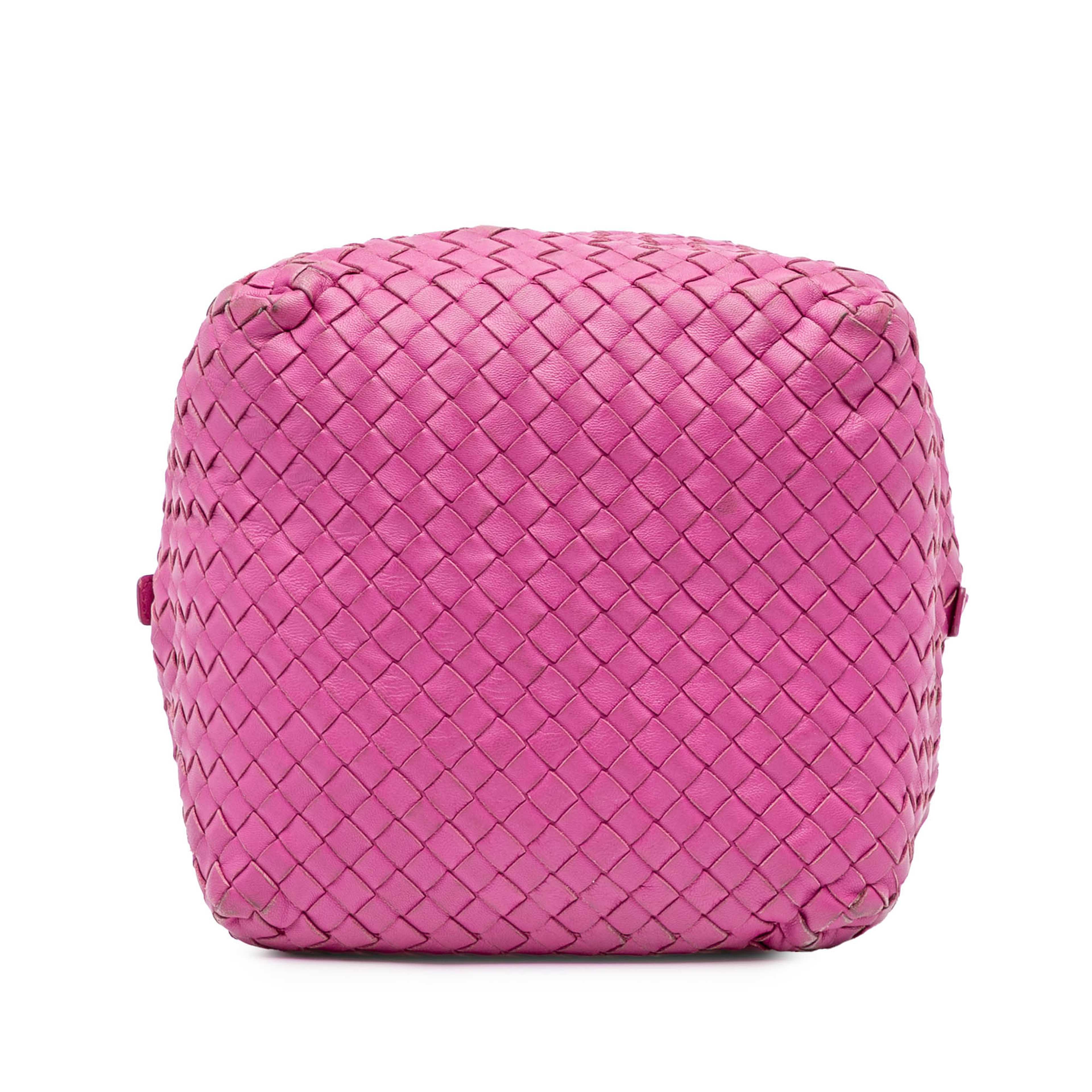 Bottega Veneta Nappa Intrecciato Cube Crossbody, från Luxclusif, i färgen pink. Klicka för att öppna bilden i stort format