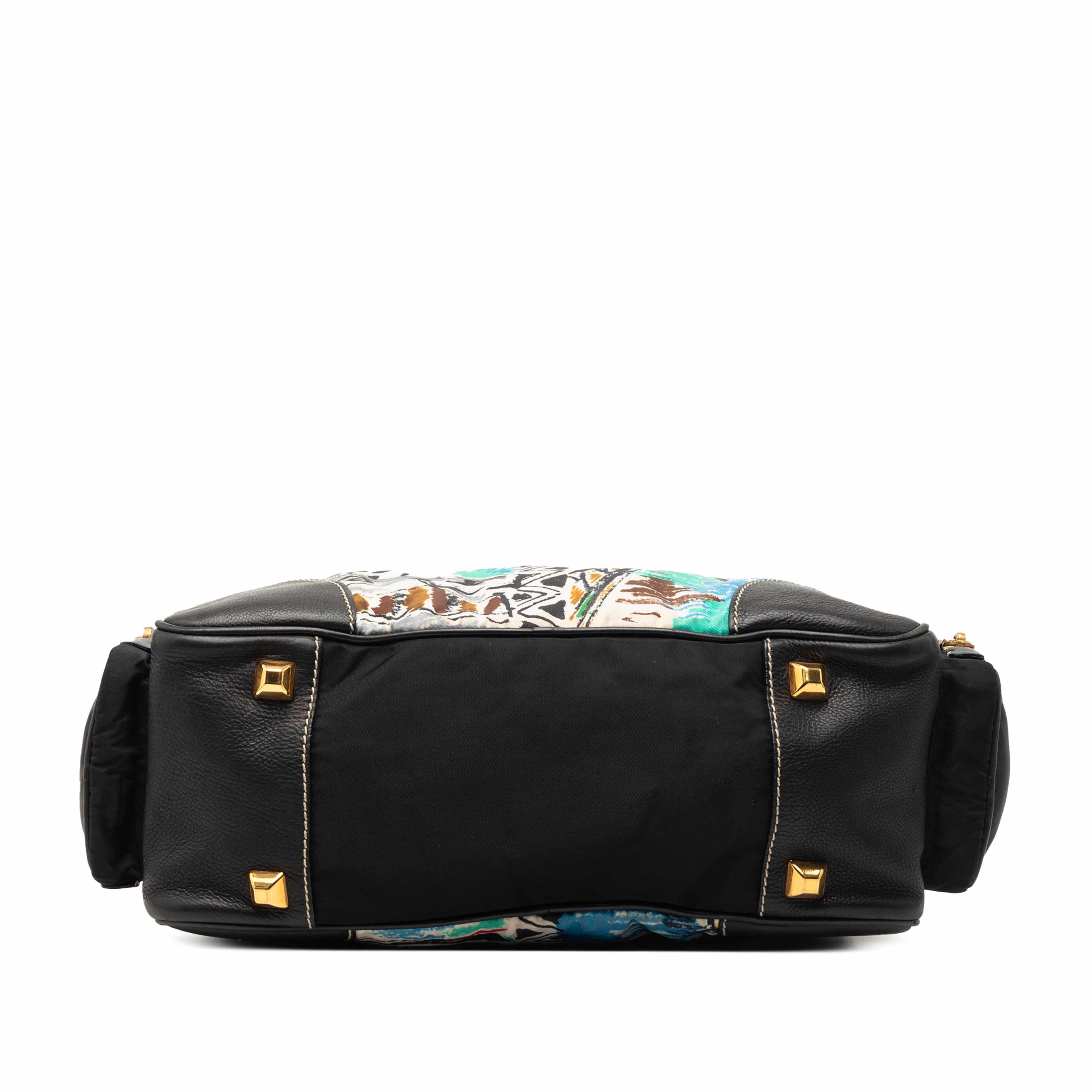 Prada Printed Canvas Venezia Shoulder Bag, från Luxclusif, i färgen black. Klicka för att öppna bilden i stort format