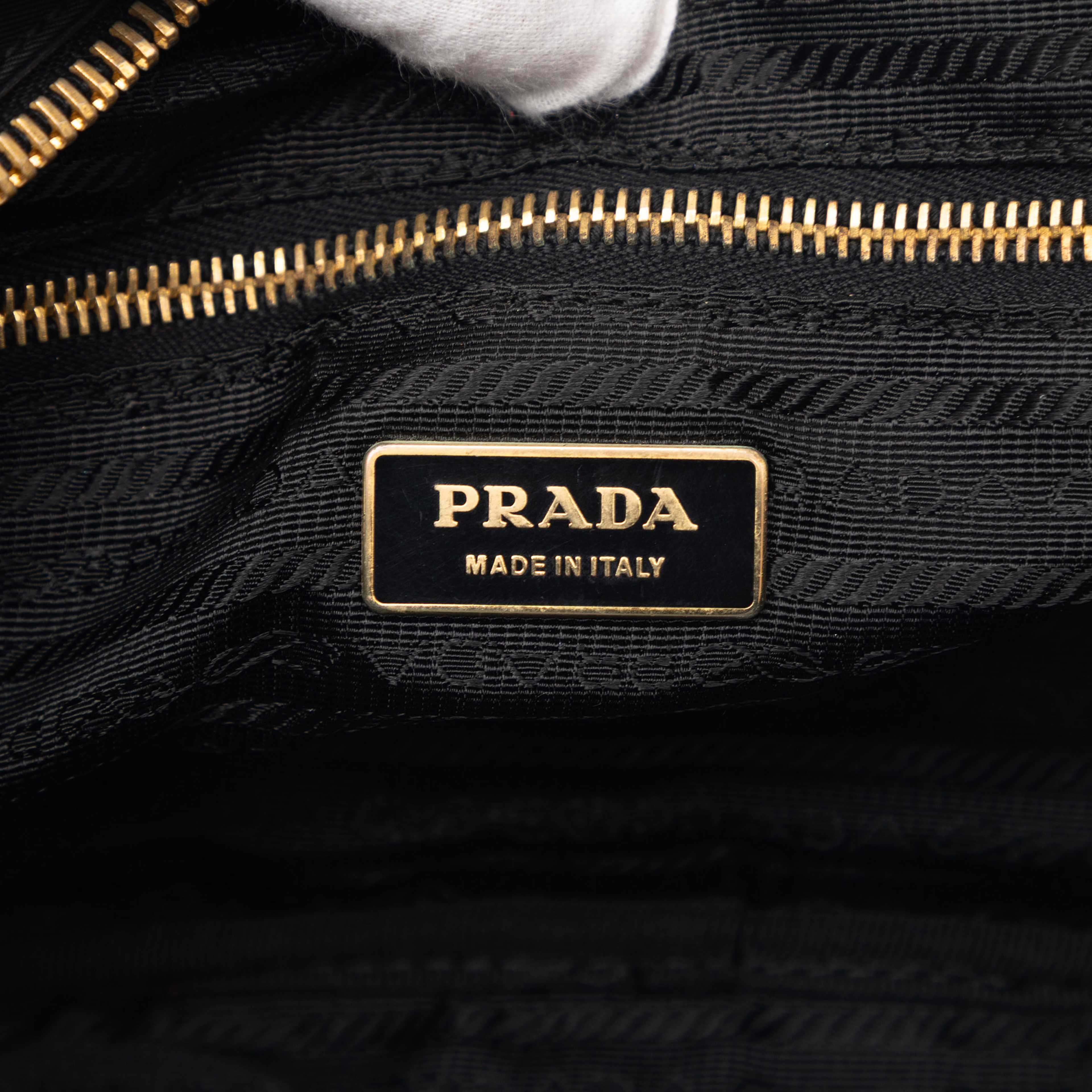 Prada Printed Canvas Venezia Shoulder Bag, från Luxclusif, i färgen svart. Klicka för att öppna bilden i stort format