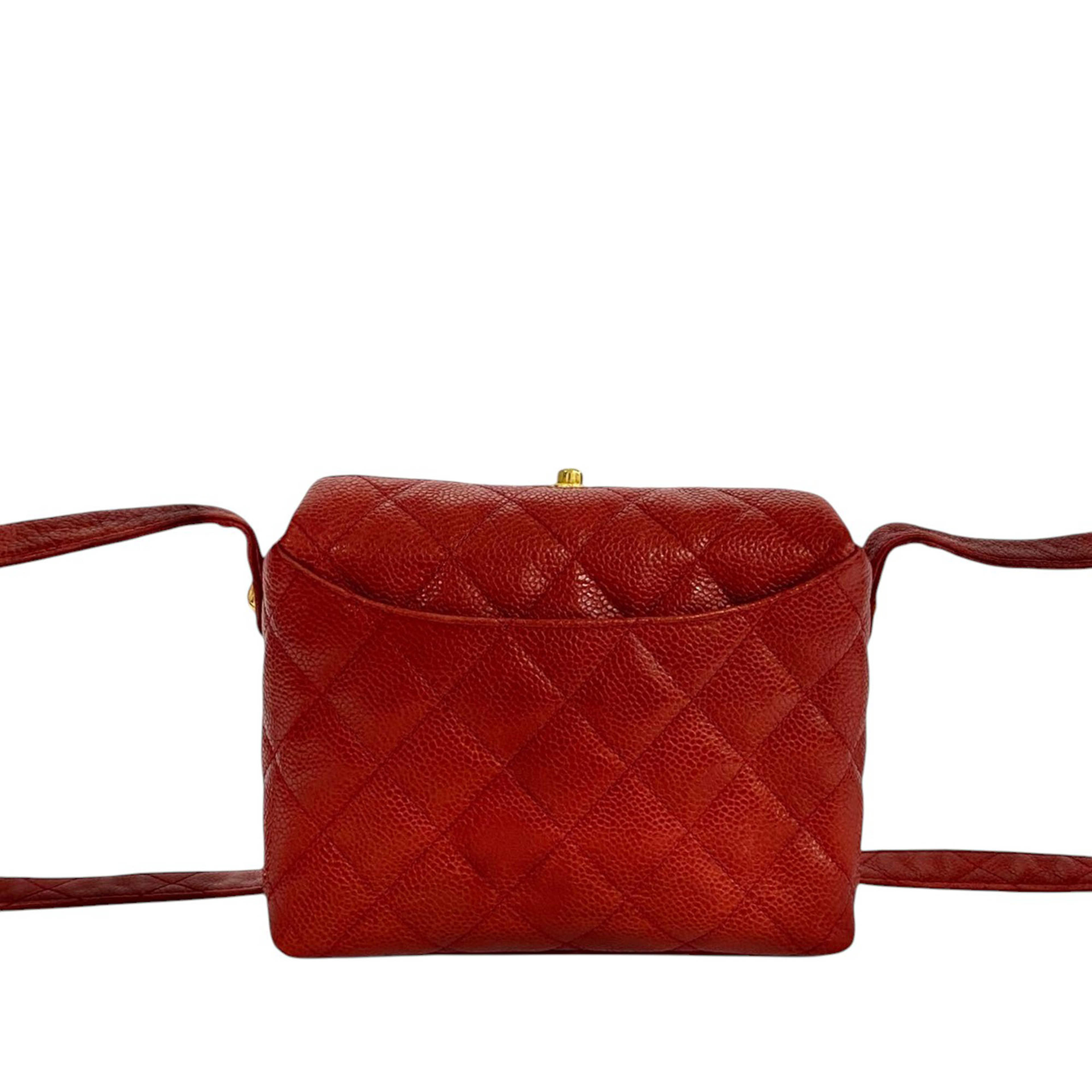 Chanel Cc Quilted Caviar Crossbody, från Luxclusif, i färgen röd. Klicka för att öppna bilden i stort format