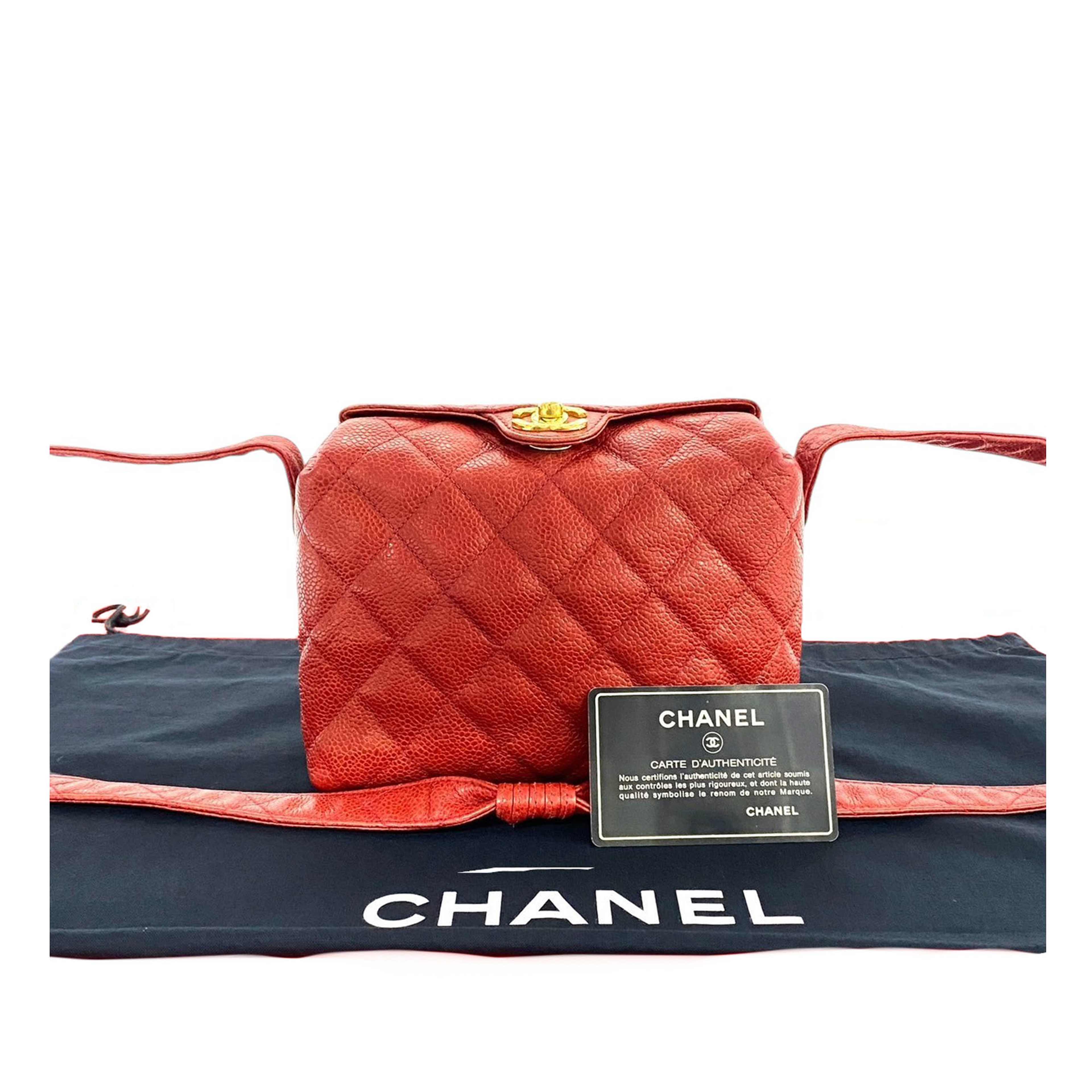 Chanel Cc Quilted Caviar Crossbody, från Luxclusif, i färgen röd. Klicka för att öppna bilden i stort format