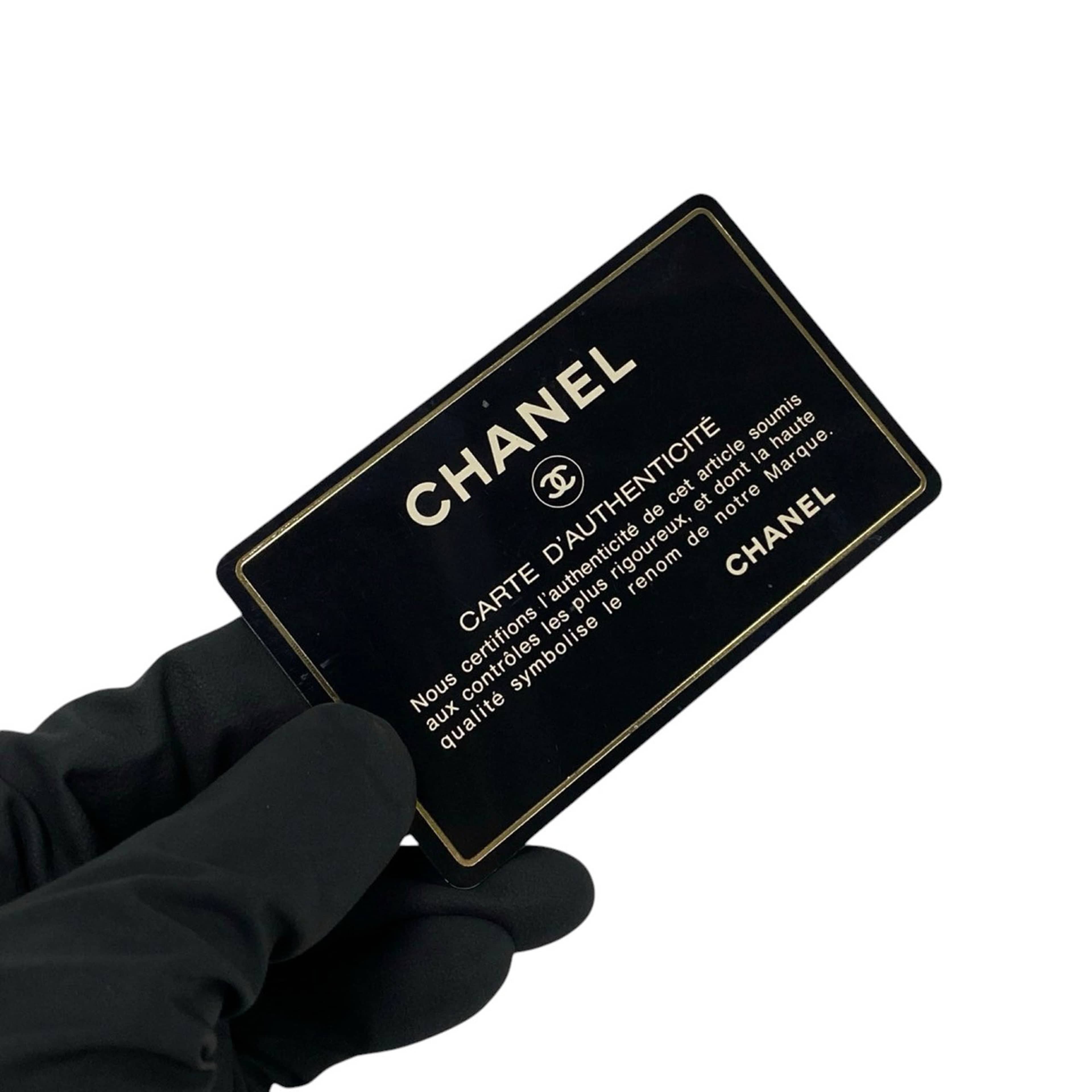 Chanel Cc Quilted Caviar Crossbody, från Luxclusif, i färgen röd. Klicka för att öppna bilden i stort format