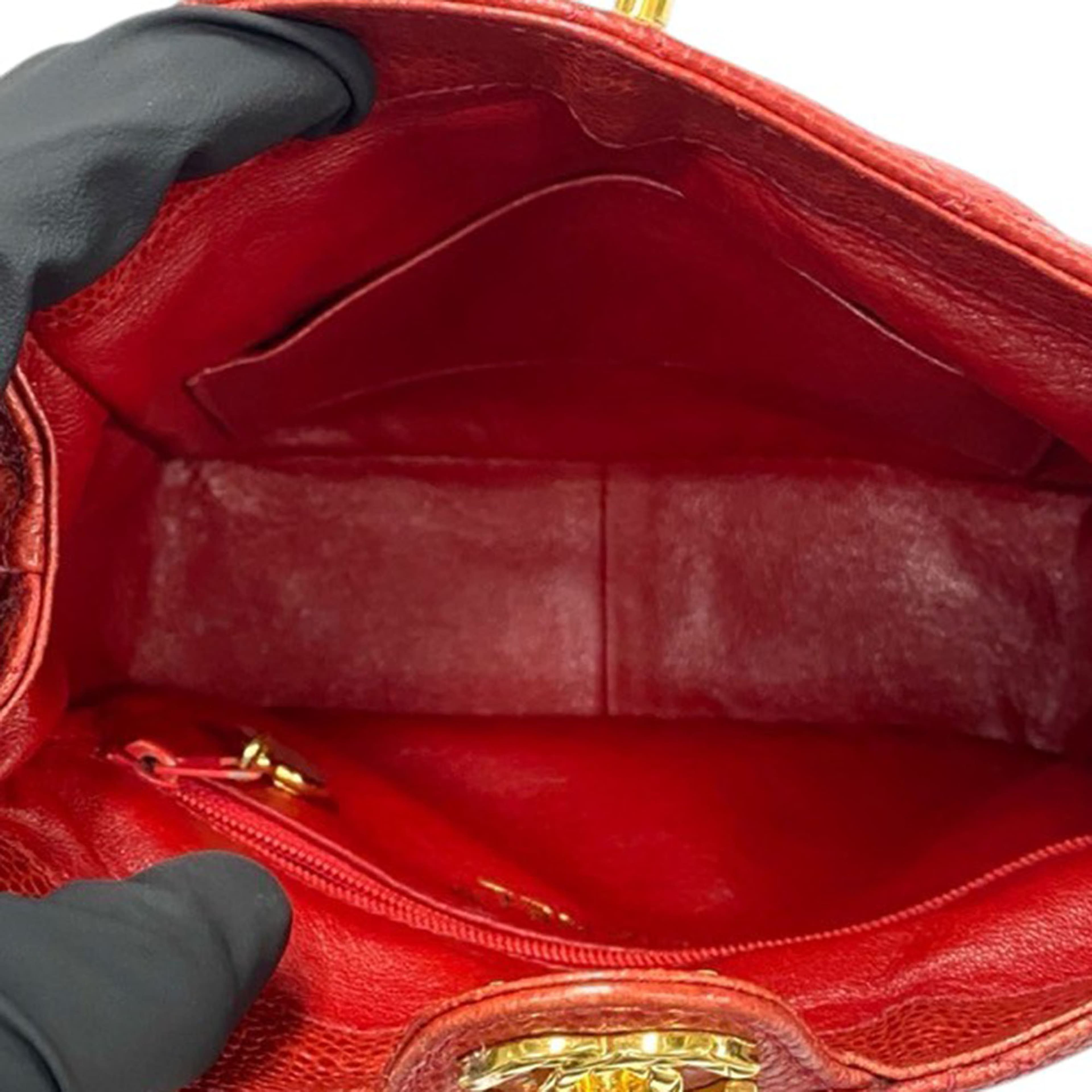 Chanel Cc Quilted Caviar Crossbody, från Luxclusif, i färgen red. Klicka för att öppna bilden i stort format