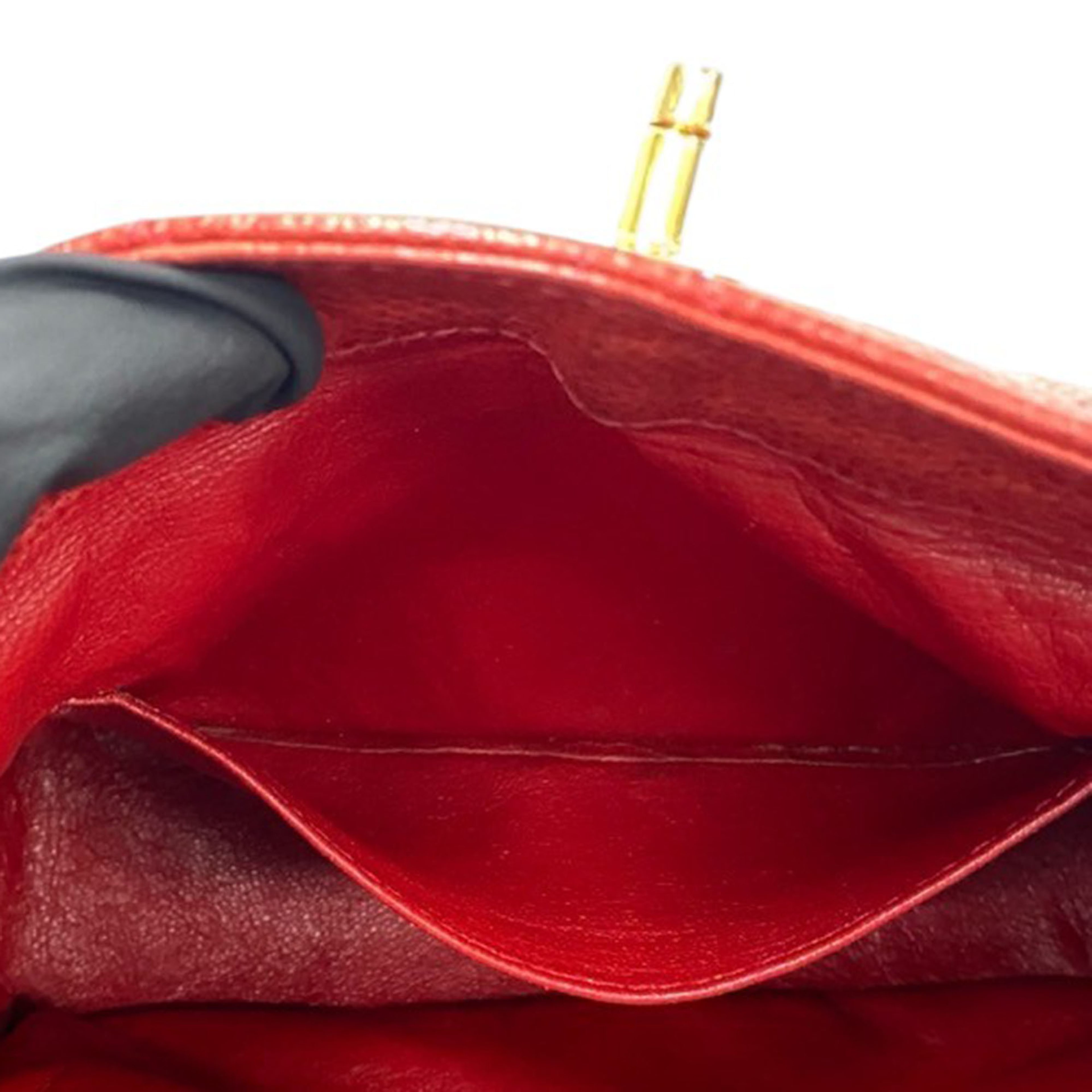 Chanel Cc Quilted Caviar Crossbody, från Luxclusif, i färgen red. Klicka för att öppna bilden i stort format
