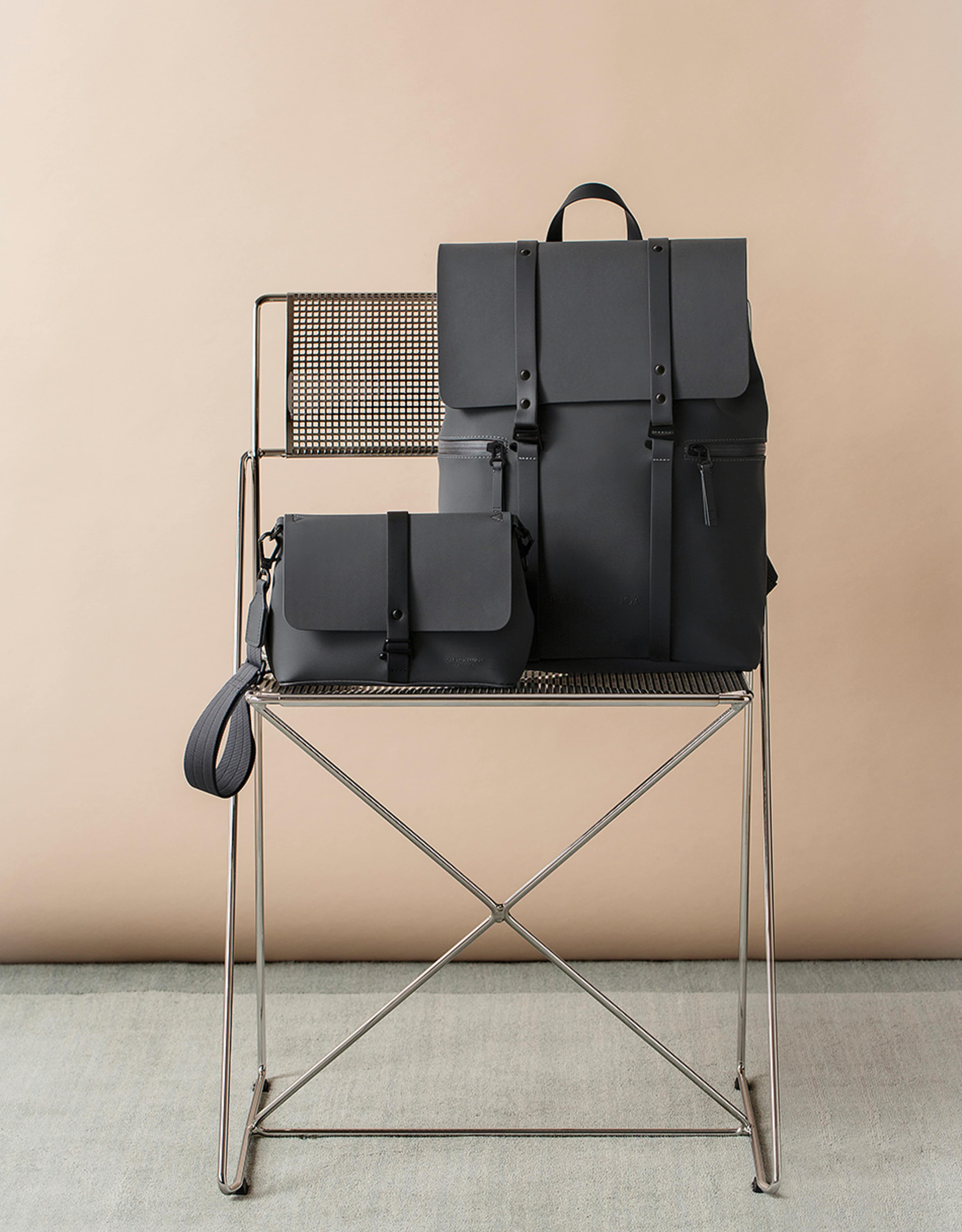 Spläsh Crossbody, från Gaston Luga, i färgen charcoal grey. Klicka för att öppna bilden i stort format