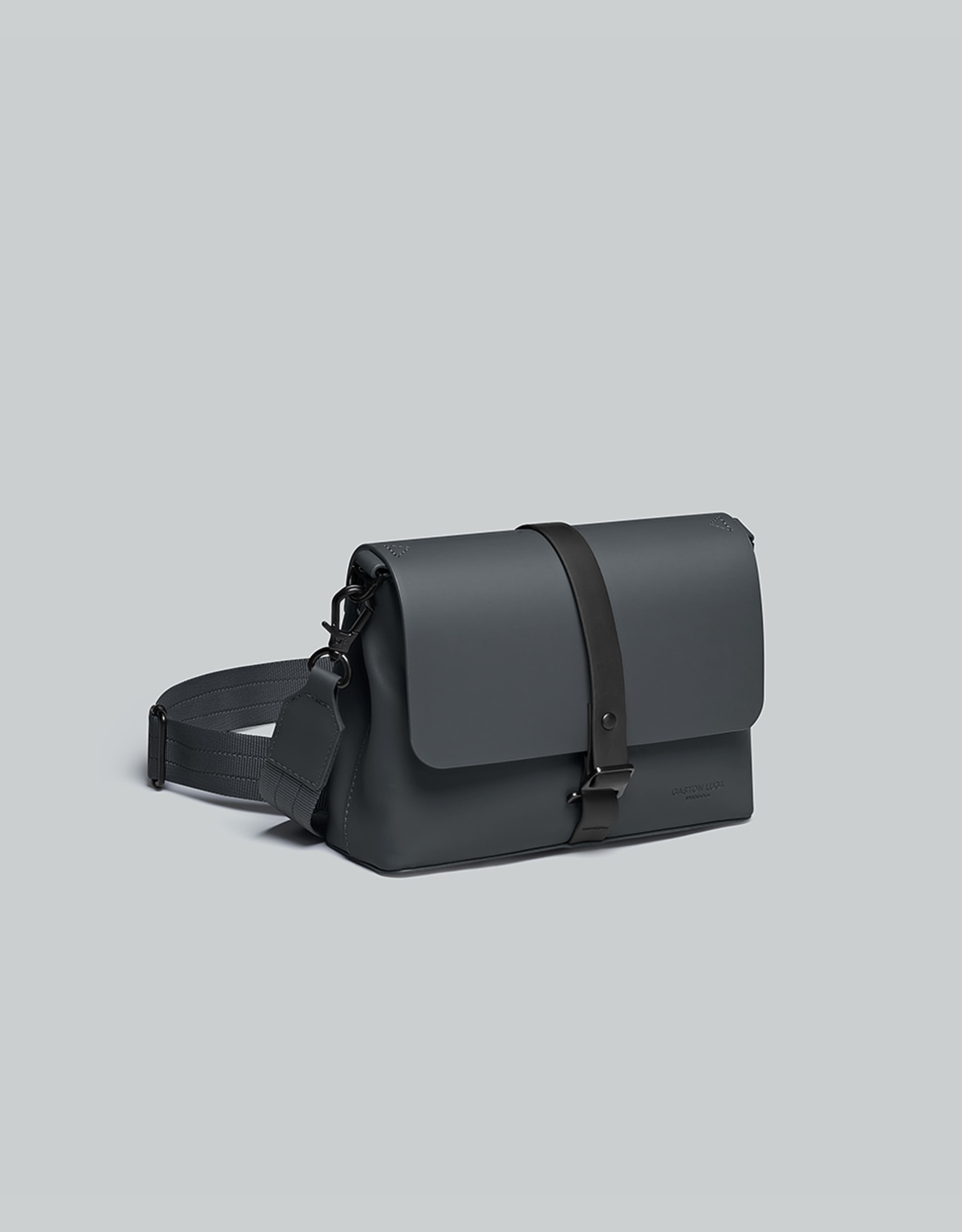 Spläsh Crossbody, från Gaston Luga, i färgen charcoal grey. Klicka för att öppna bilden i stort format