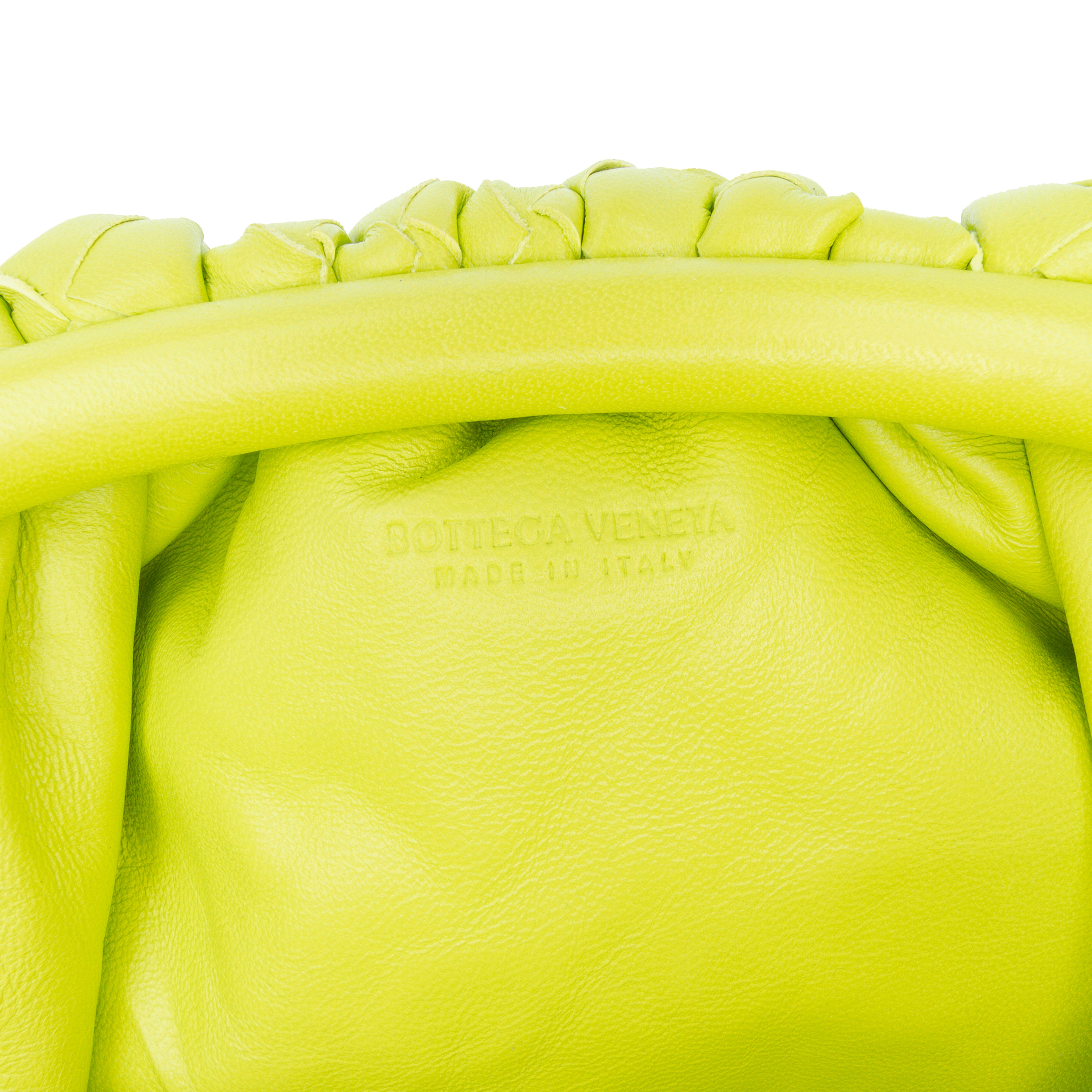 Bottega Veneta Nappa Intrecciato The Mini Pouch Crossbody, från Luxclusif, i färgen light green. Klicka för att öppna bilden i stort format