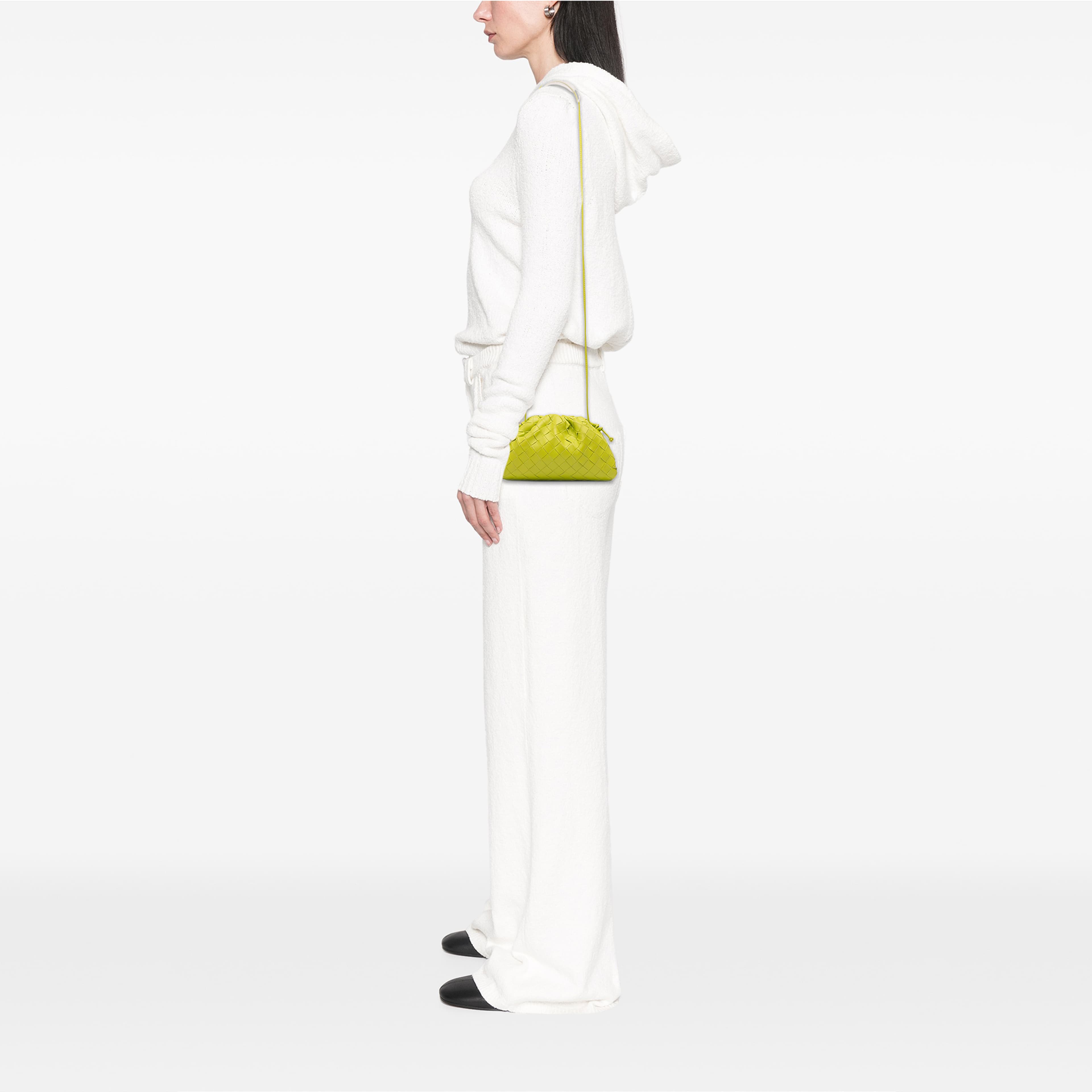 Bottega Veneta Nappa Intrecciato The Mini Pouch Crossbody, från Luxclusif, i färgen grön. Klicka för att öppna bilden i stort format