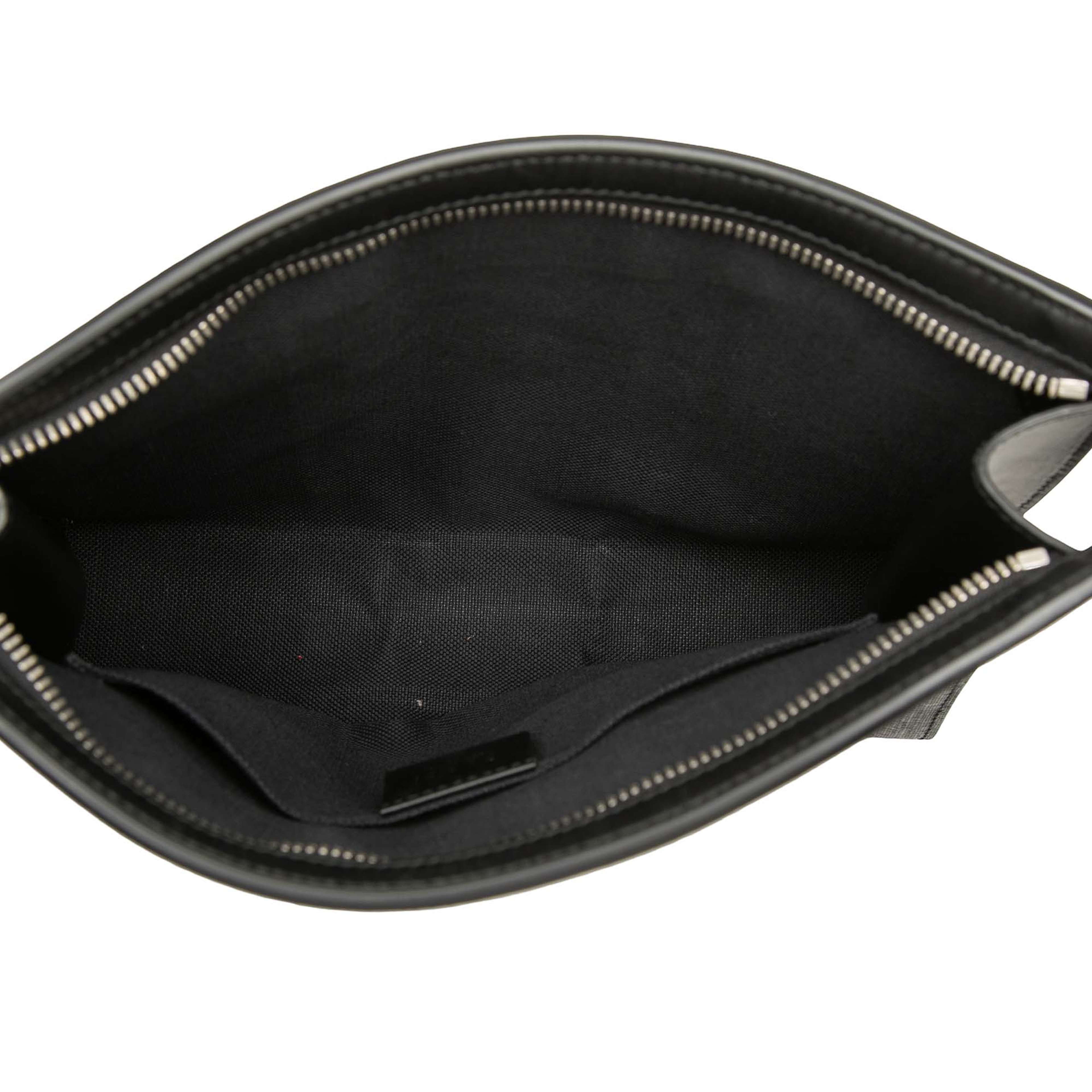 Gucci Gg Supreme Web Clutch, från Luxclusif, i färgen svart. Klicka för att öppna bilden i stort format