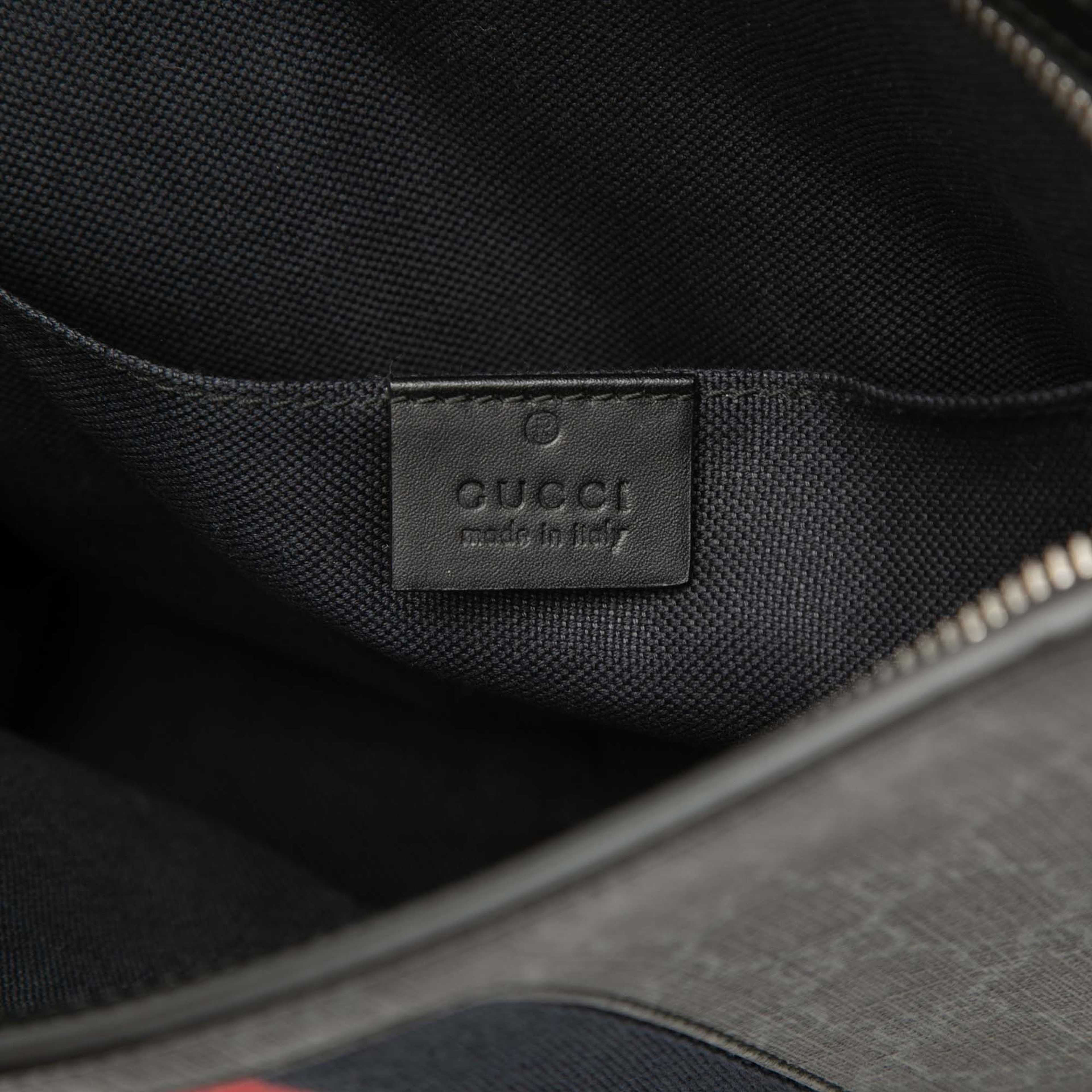 Gucci Gg Supreme Web Clutch, från Luxclusif, i färgen svart. Klicka för att öppna bilden i stort format