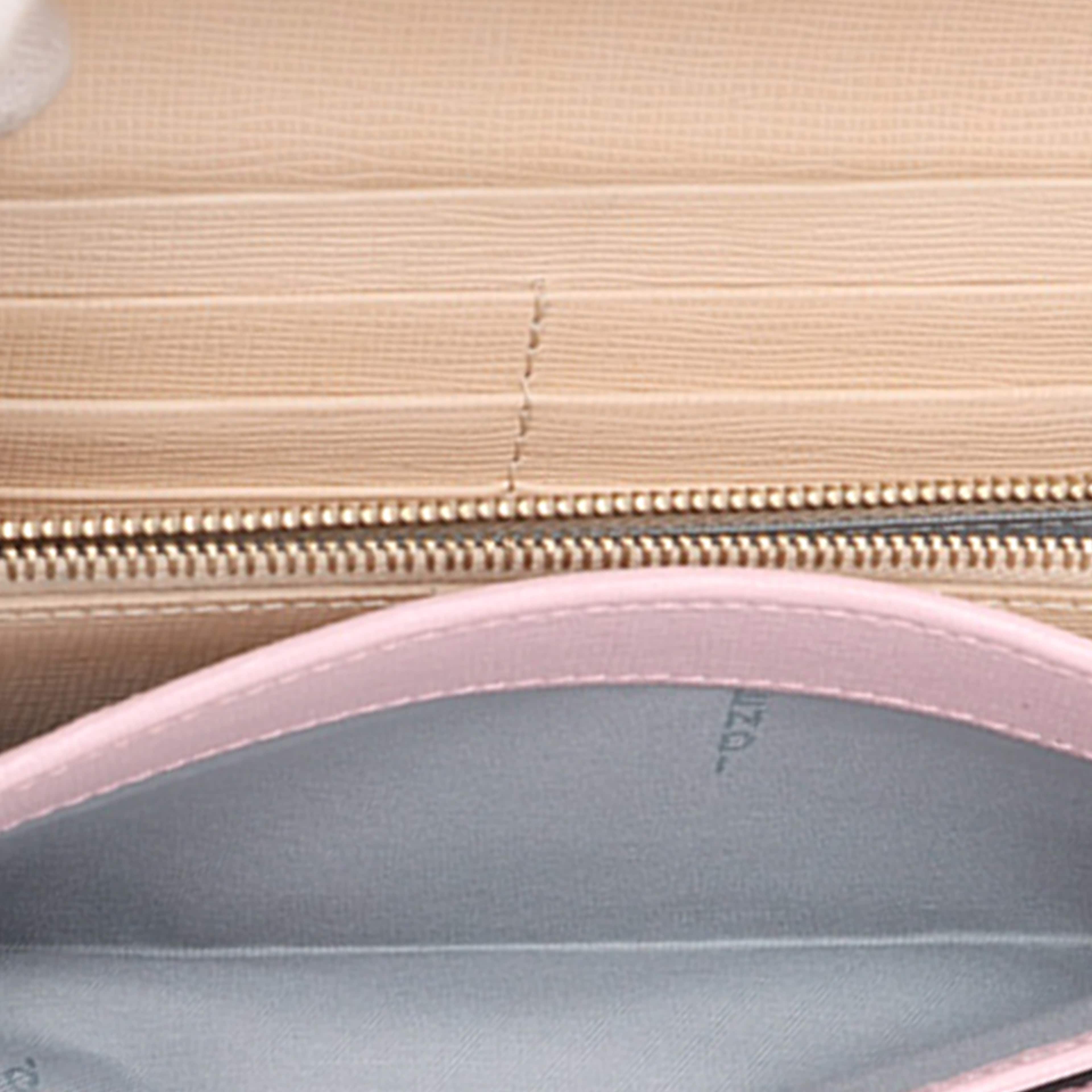 Fendi Studded Leather Monster Eyes Tube Wallet On Chain, från Luxclusif, i färgen light pink. Klicka för att öppna bilden i stort format