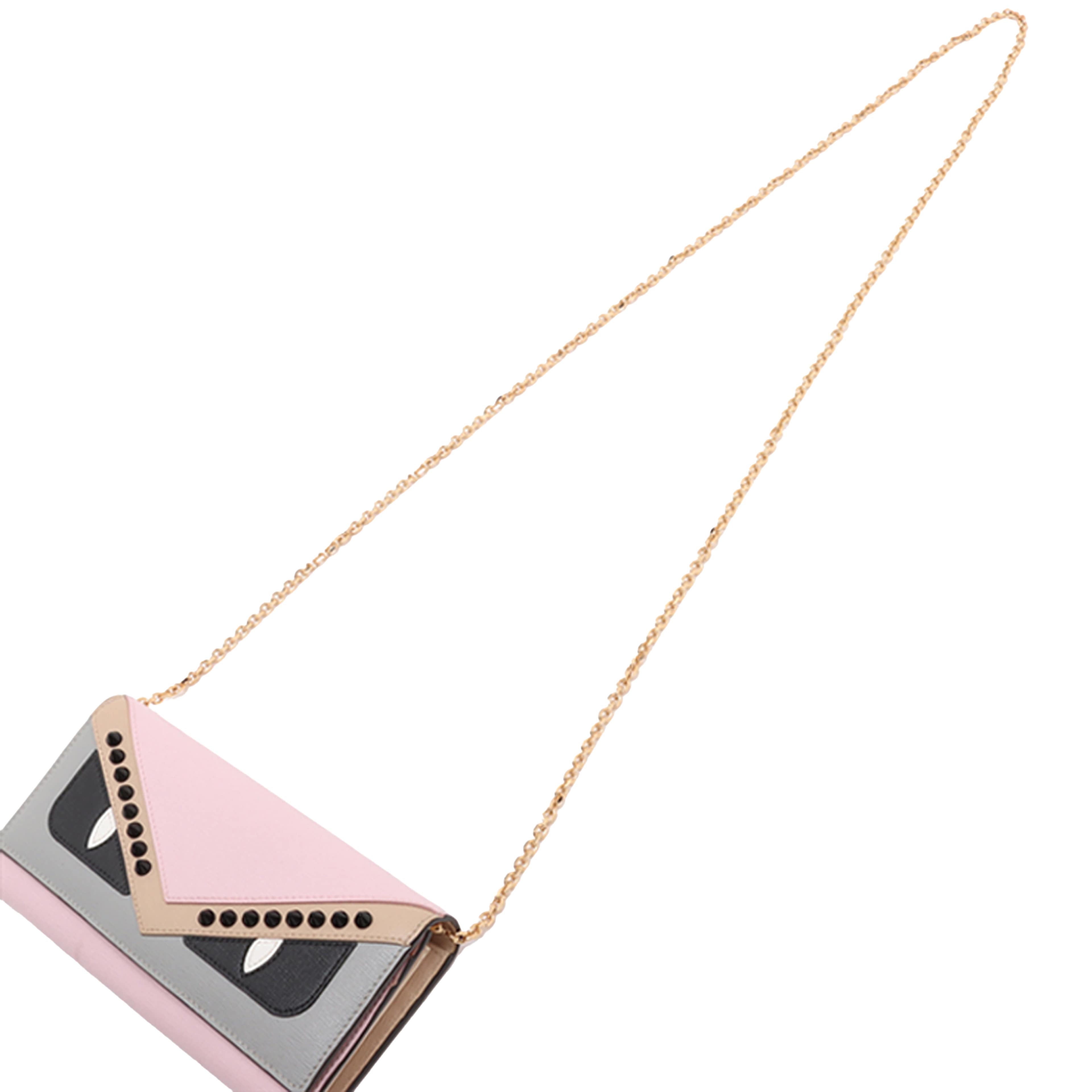 Fendi Studded Leather Monster Eyes Tube Wallet On Chain, från Luxclusif, i färgen rosa. Klicka för att öppna bilden i stort format