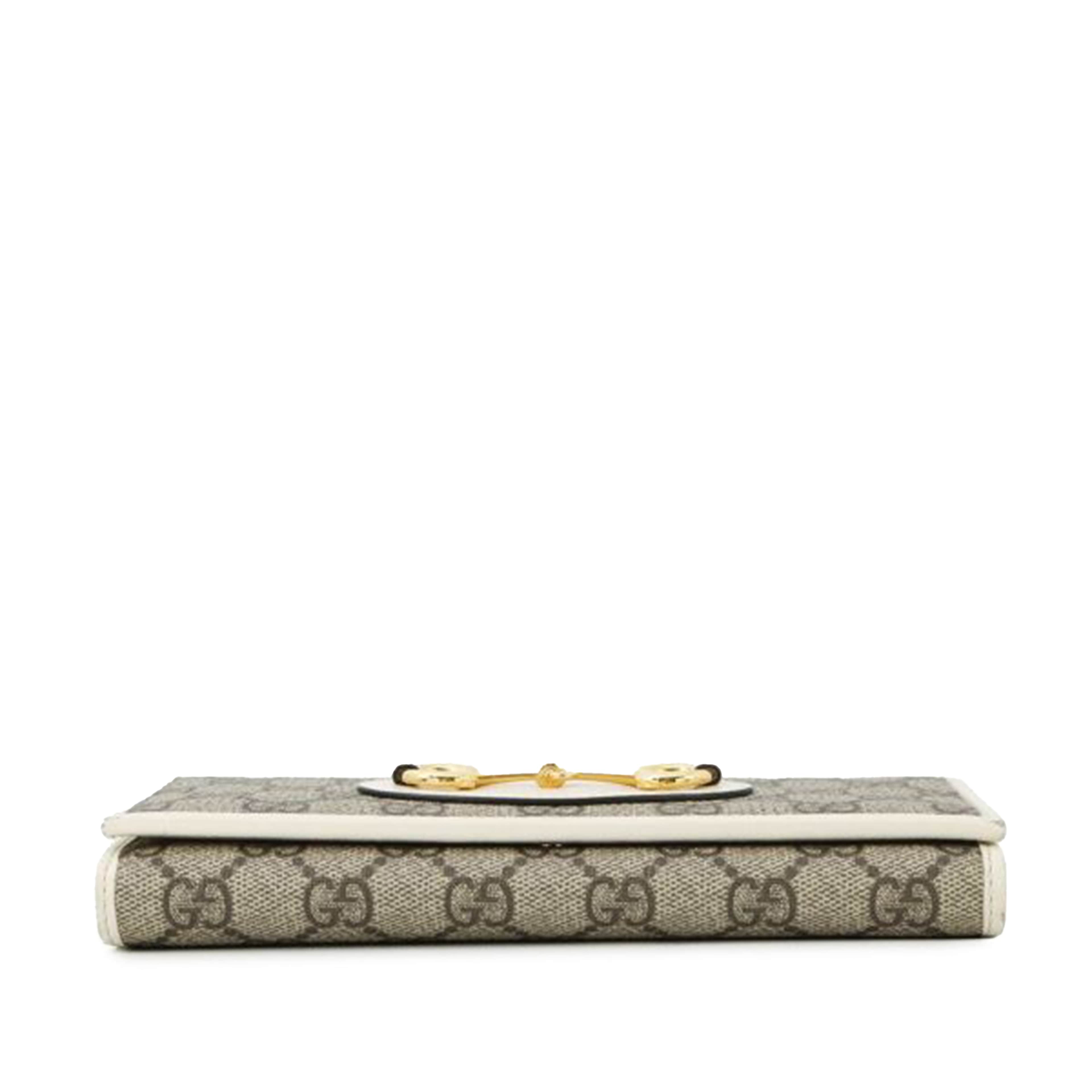 Gucci Gg Supreme Horsebit 1955 Wallet On Chain, från Luxclusif, i färgen beige. Klicka för att öppna bilden i stort format