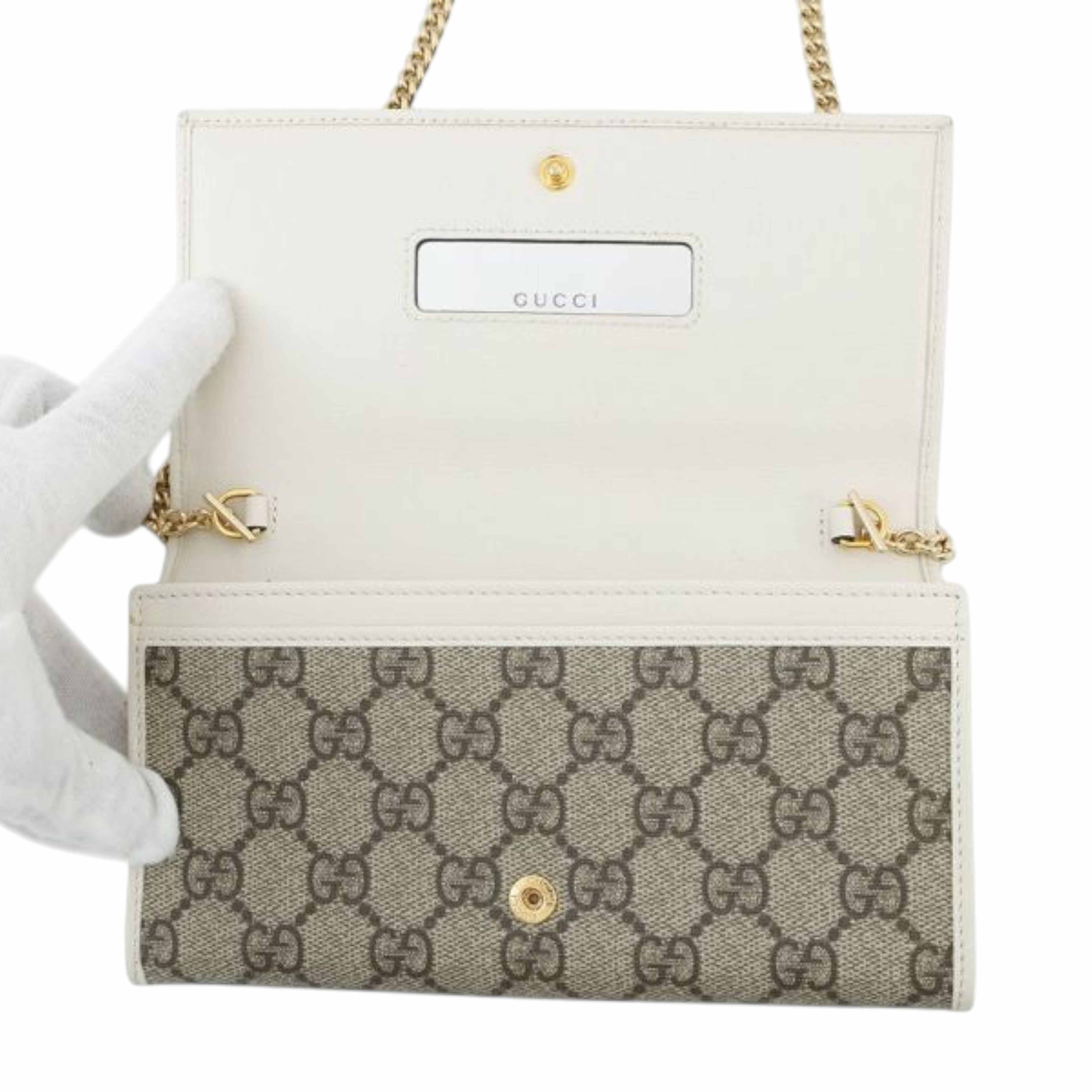 Gucci Gg Supreme Horsebit 1955 Wallet On Chain, från Luxclusif, i färgen beige. Klicka för att öppna bilden i stort format