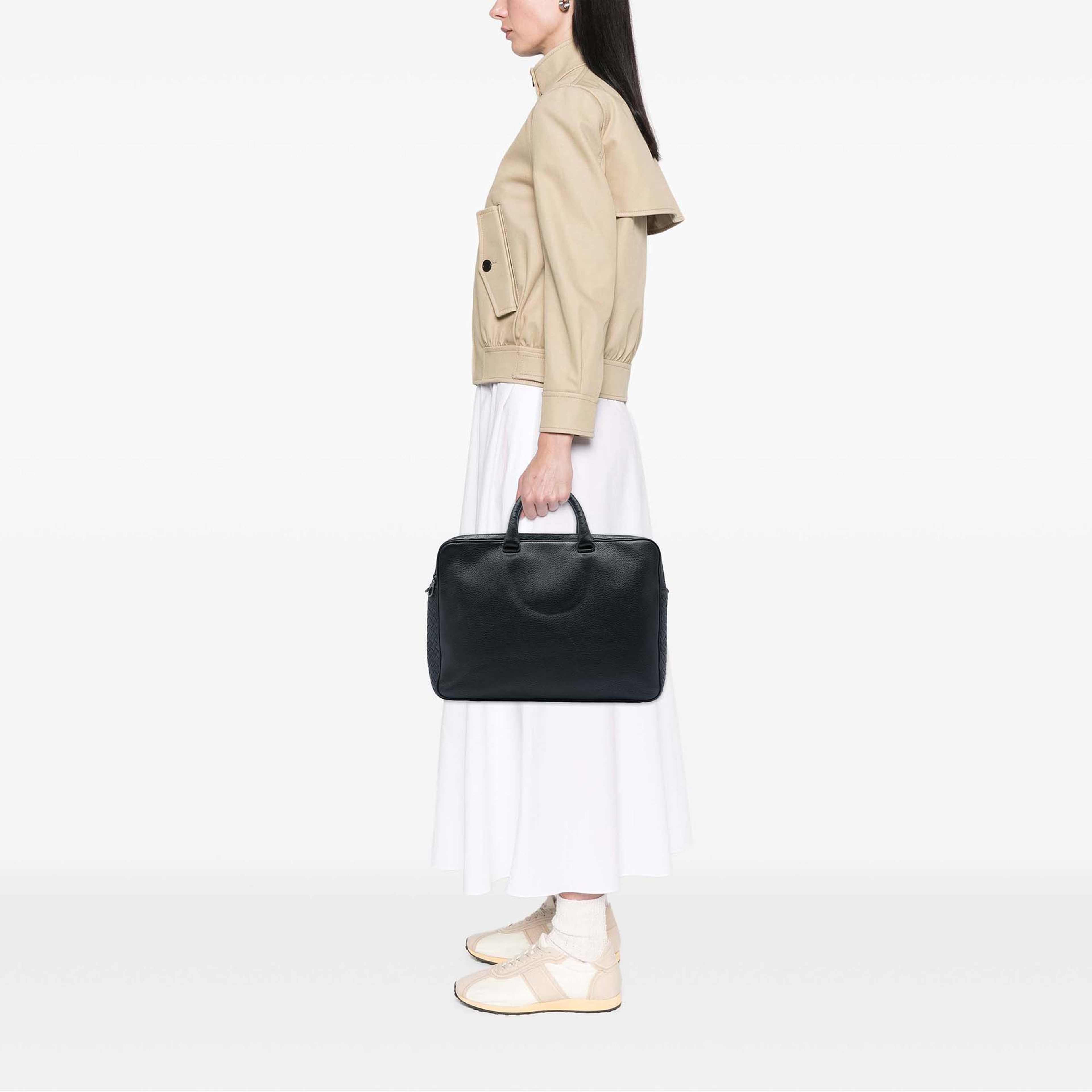Bottega Veneta Intrecciato Trimmed Leather Business Bag, från Luxclusif, i färgen svart. Klicka för att öppna bilden i stort format