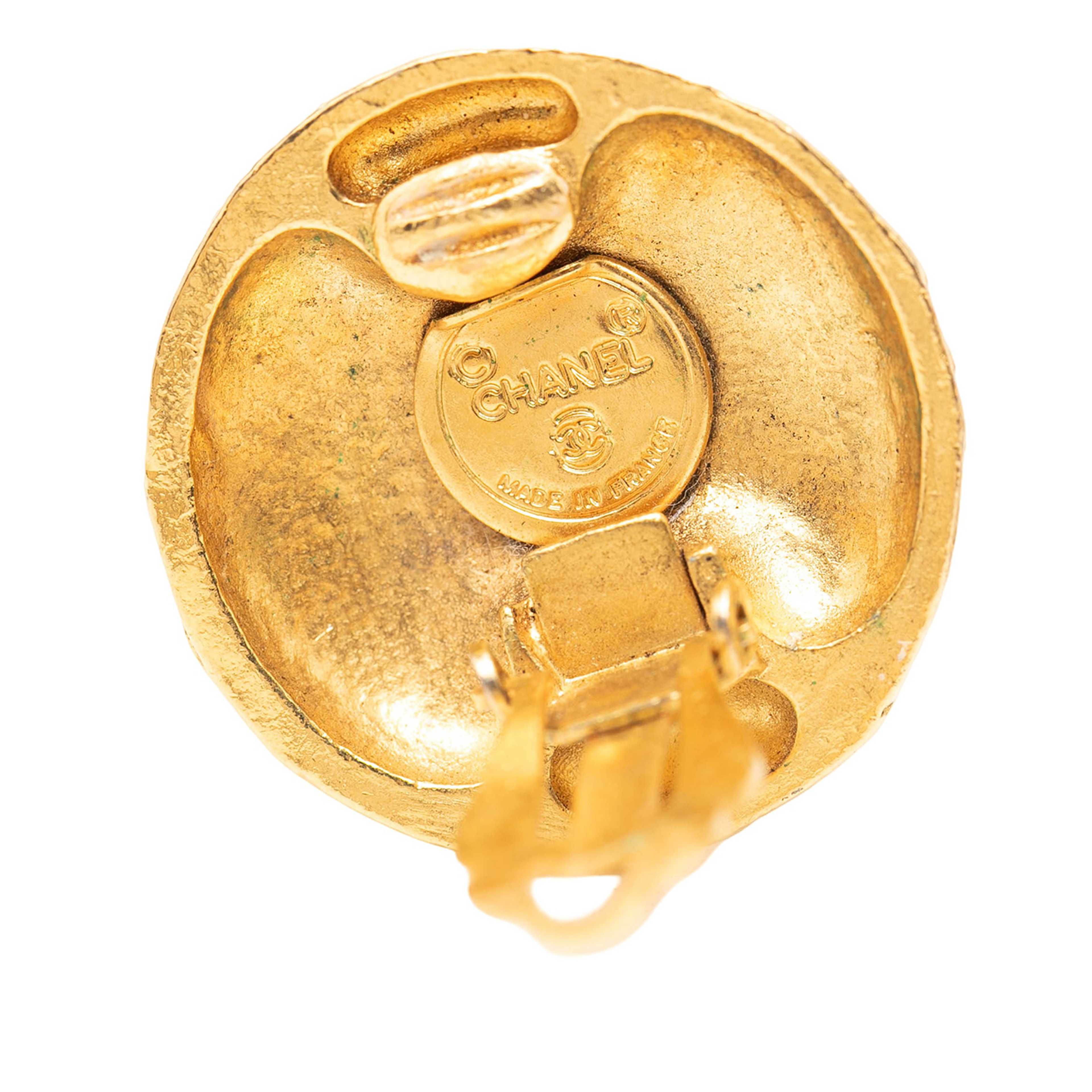 Chanel Cc Gold Plated Round Clip On Earrings, från Luxclusif, i färgen gold. Klicka för att öppna bilden i stort format