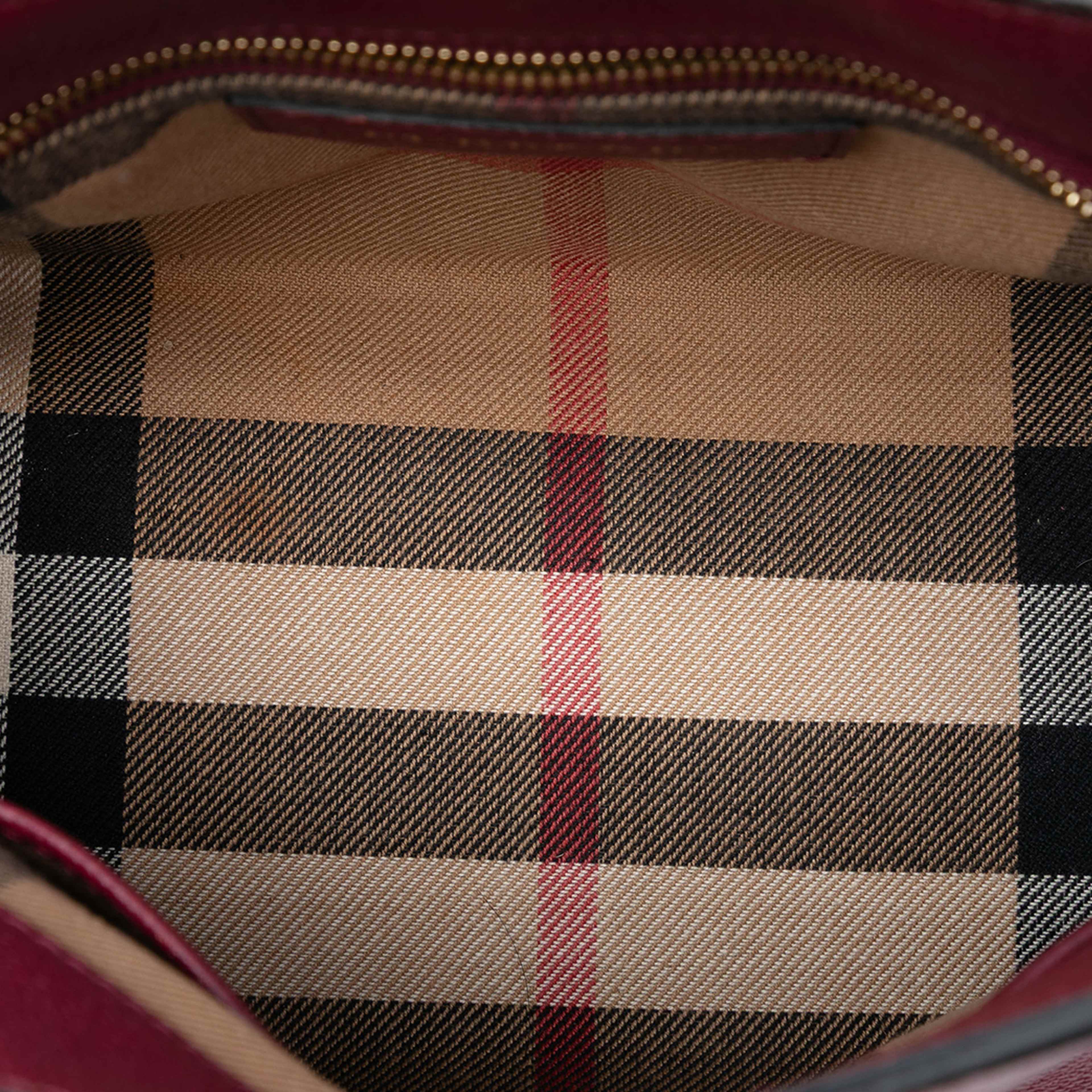 Burberry Small Grained Leather Buckle Tote, från Luxclusif, i färgen red. Klicka för att öppna bilden i stort format