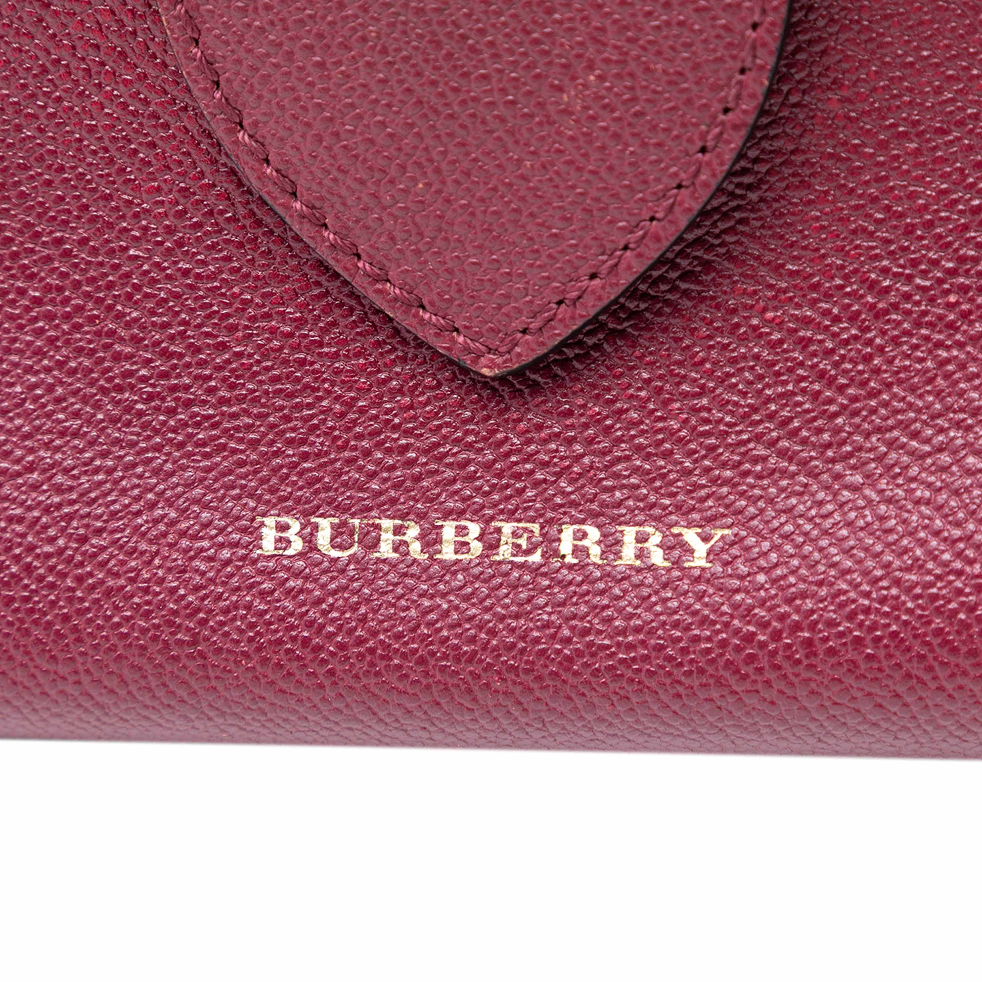 Burberry Small Grained Leather Buckle Tote, från Luxclusif, i färgen red. Klicka för att öppna bilden i stort format