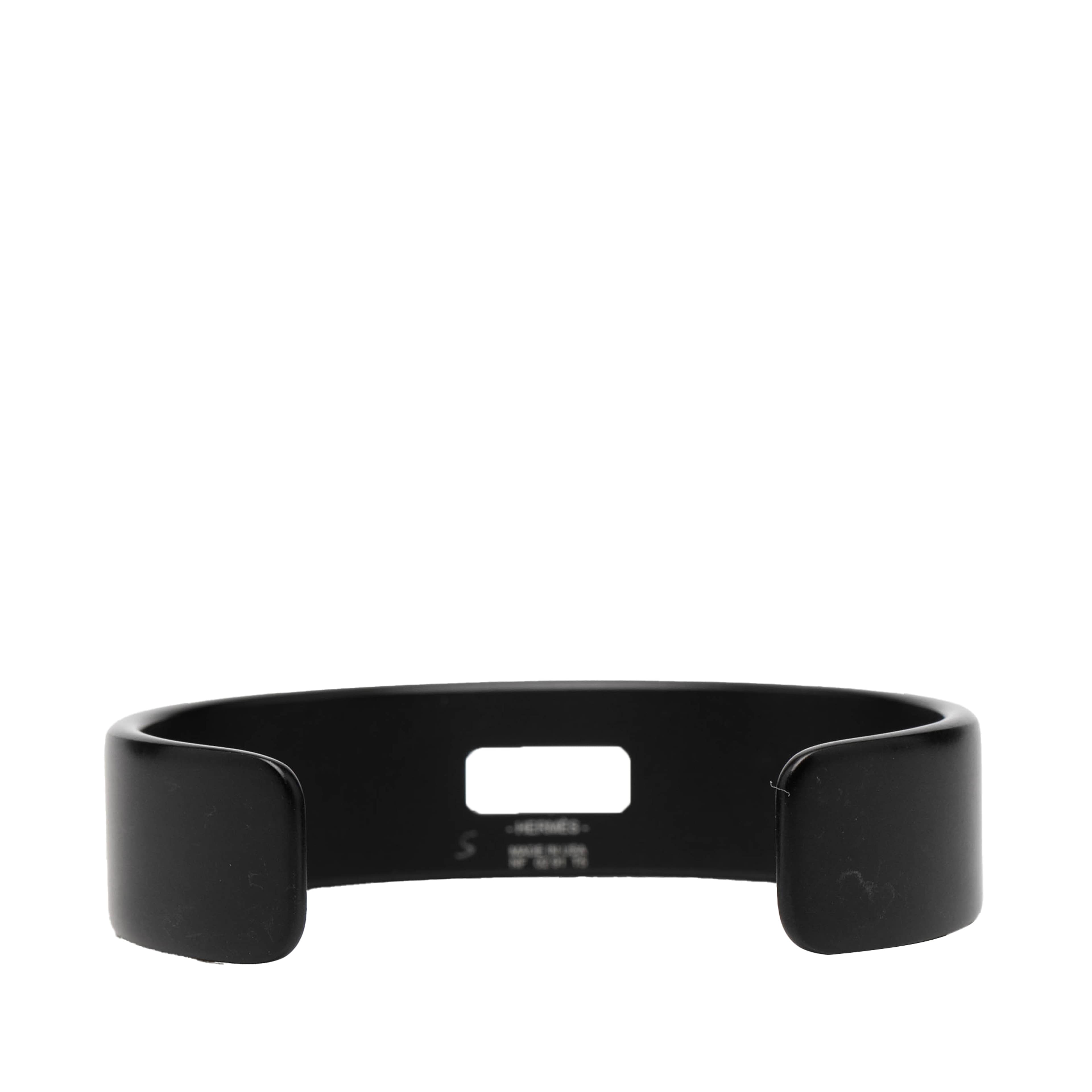 Hermès Aluminum So Black Kelly Bracelet T5, från Luxclusif, i färgen svart. Klicka för att öppna bilden i stort format