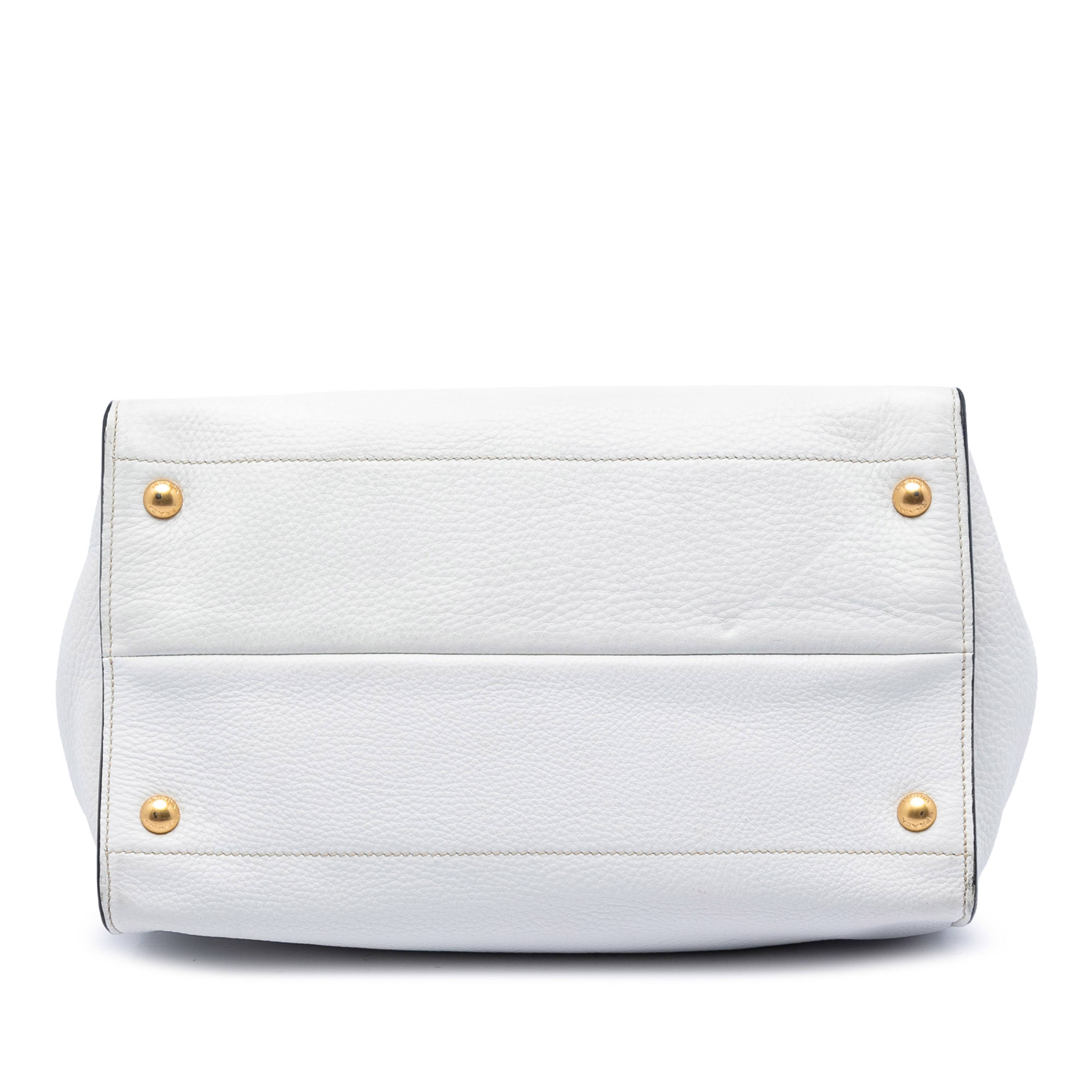 Prada Vitello Daino Open Convertible Tote, från Luxclusif, i färgen white. Klicka för att öppna bilden i stort format