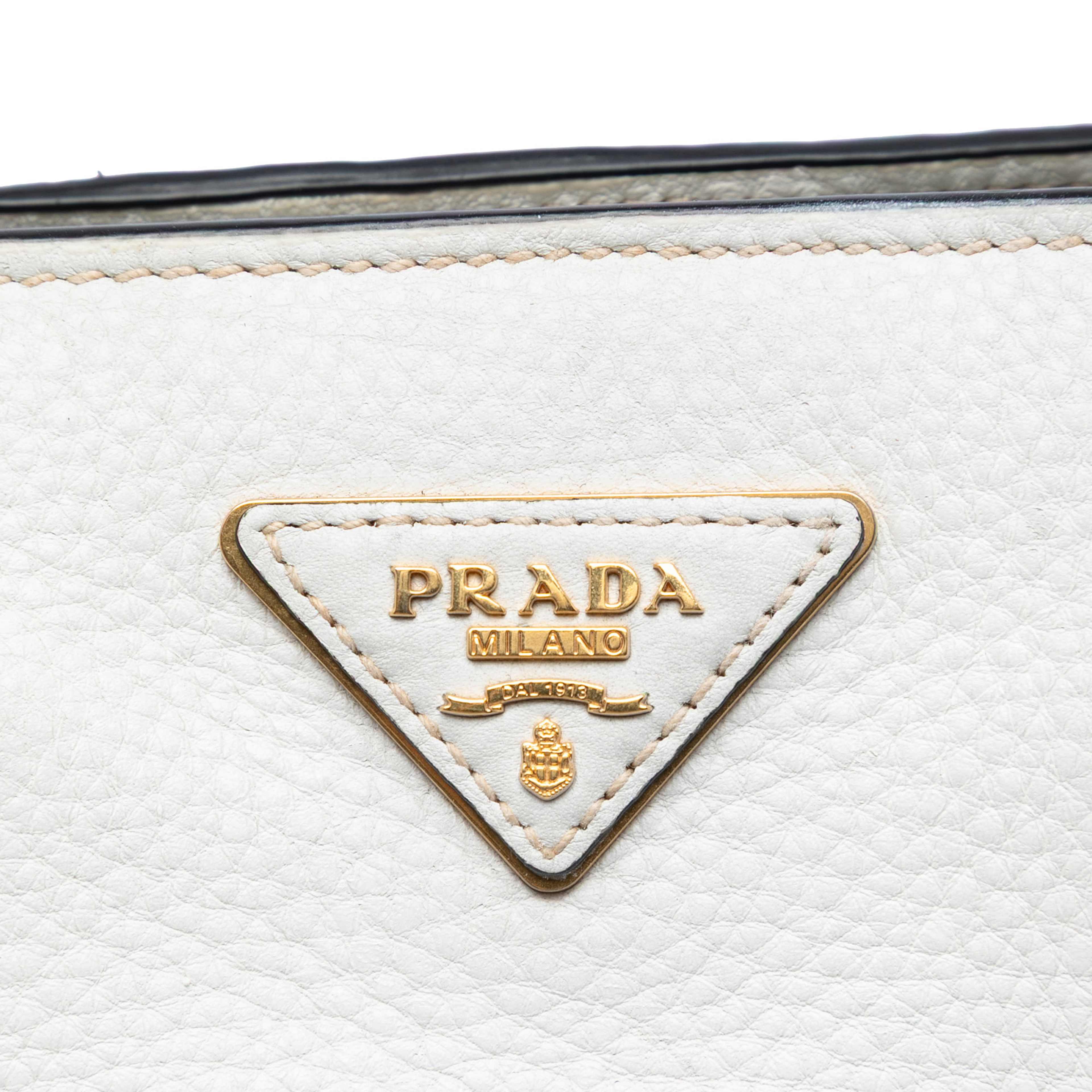 Prada Vitello Daino Open Convertible Tote, från Luxclusif, i färgen white. Klicka för att öppna bilden i stort format