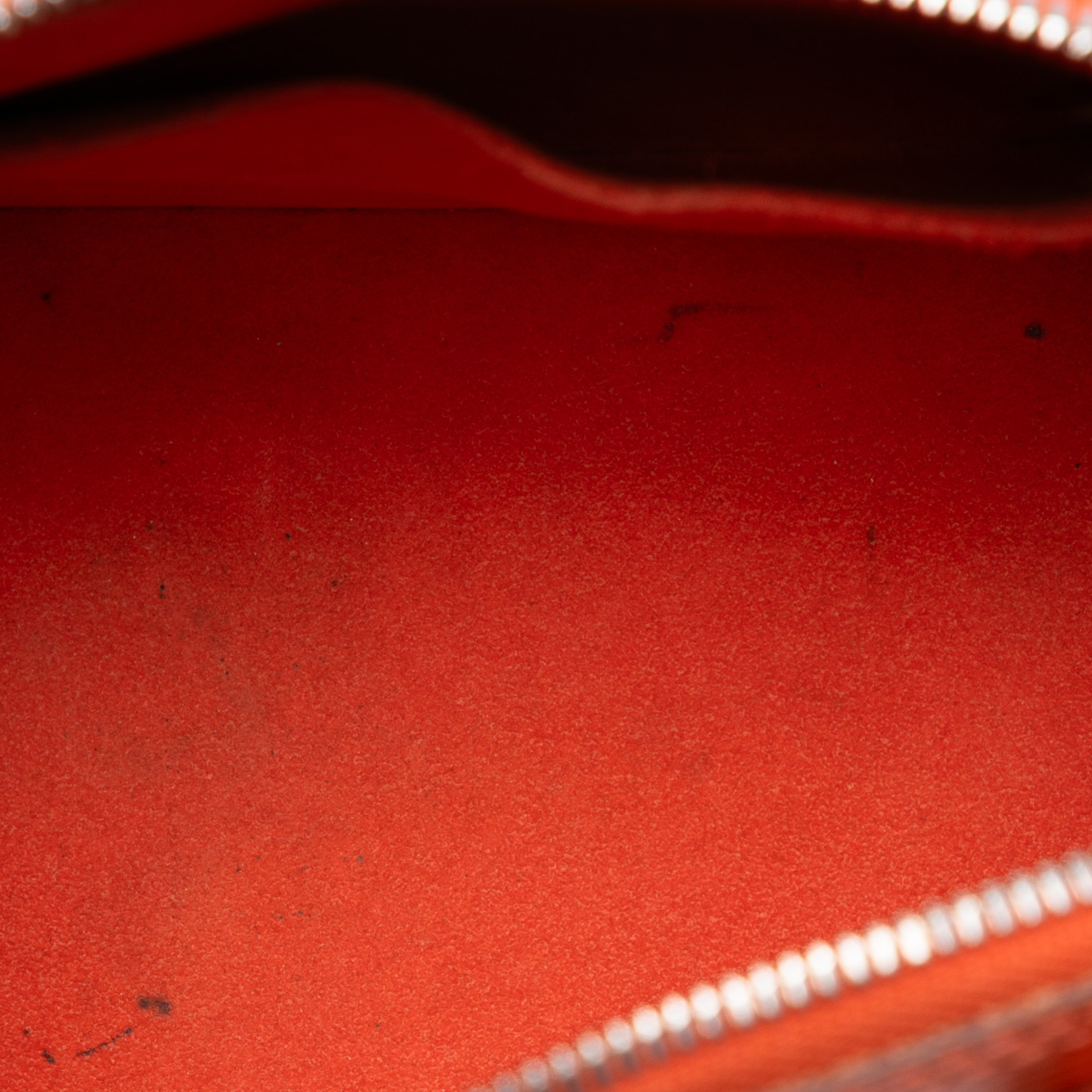 Louis Vuitton Epi Alma Bb, från Luxclusif, i färgen dark orange. Klicka för att öppna bilden i stort format