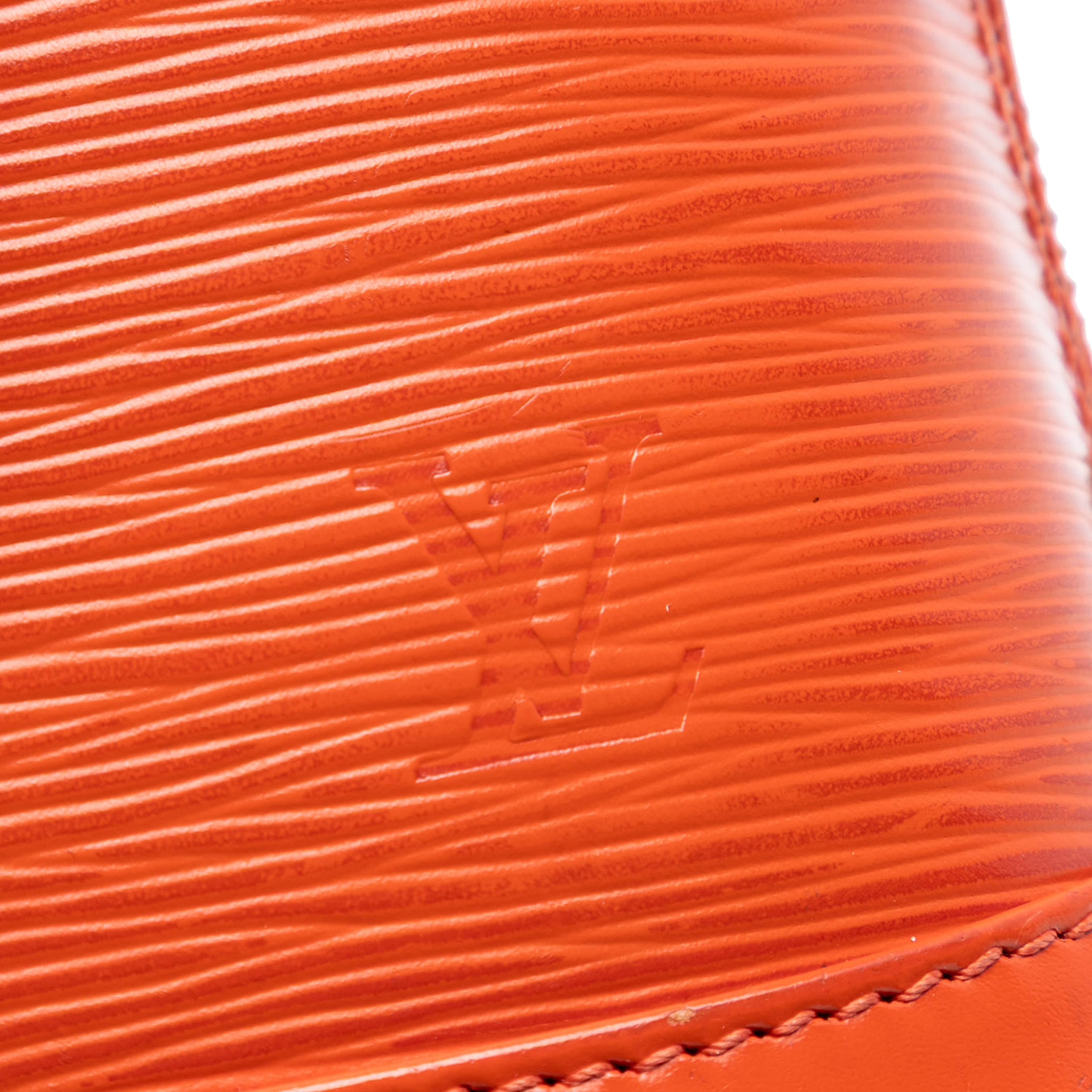 Louis Vuitton Epi Alma Bb, från Luxclusif, i färgen dark orange. Klicka för att öppna bilden i stort format