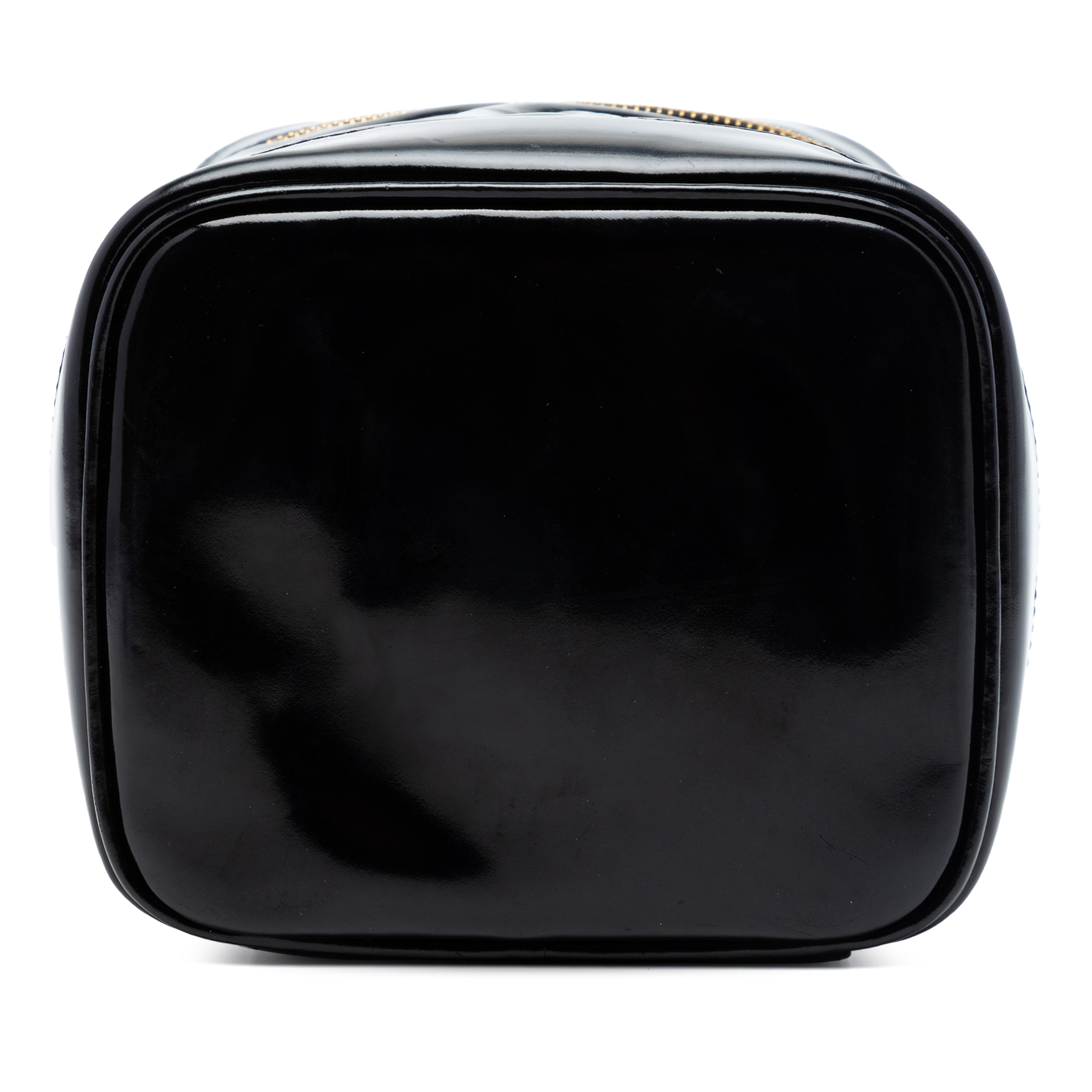Chanel Cc Patent Vanity Bag, från Luxclusif, i färgen svart. Klicka för att öppna bilden i stort format