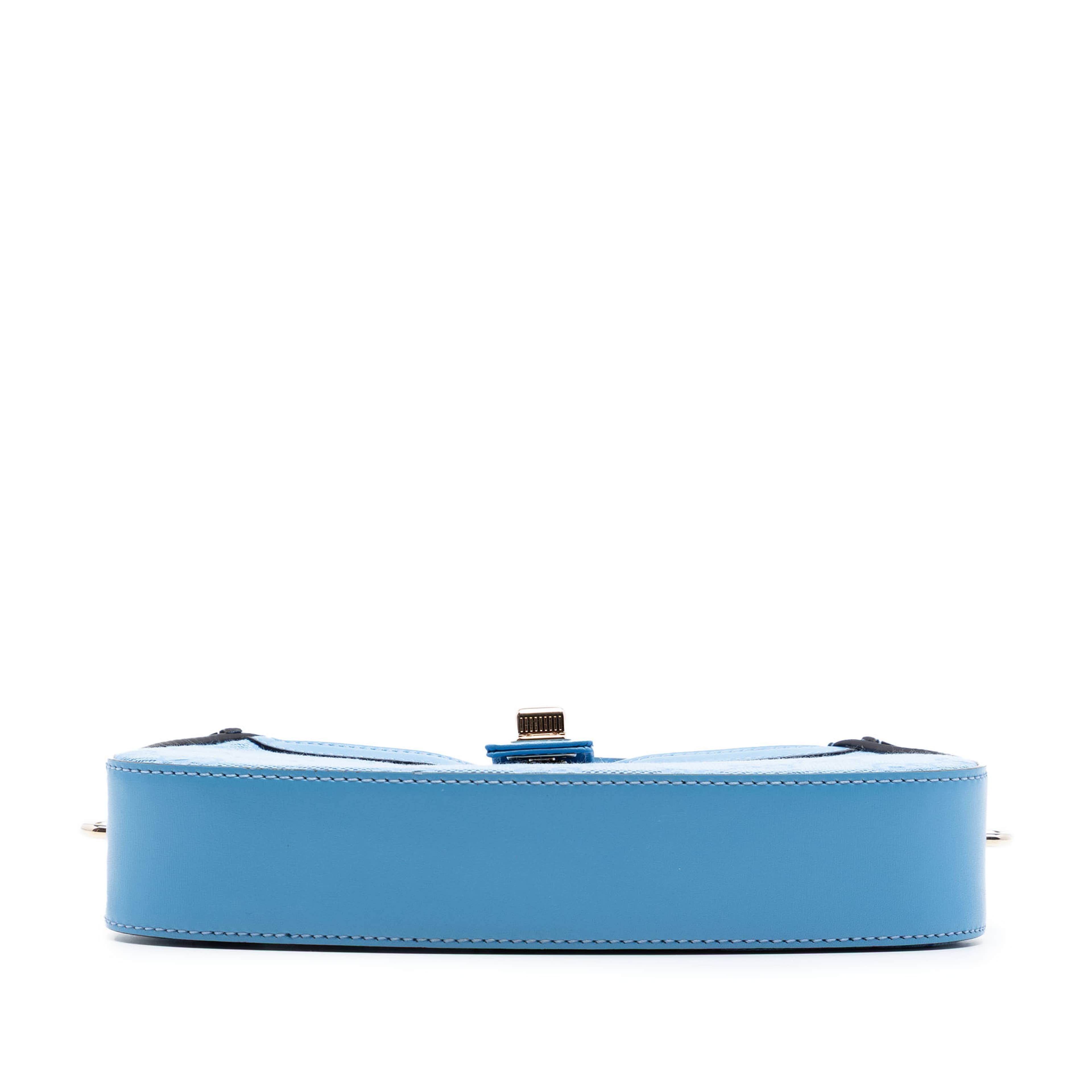 Gucci Mini Gg Canvas Moon Side Shoulder Bag, från Luxclusif, i färgen light blue. Klicka för att öppna bilden i stort format