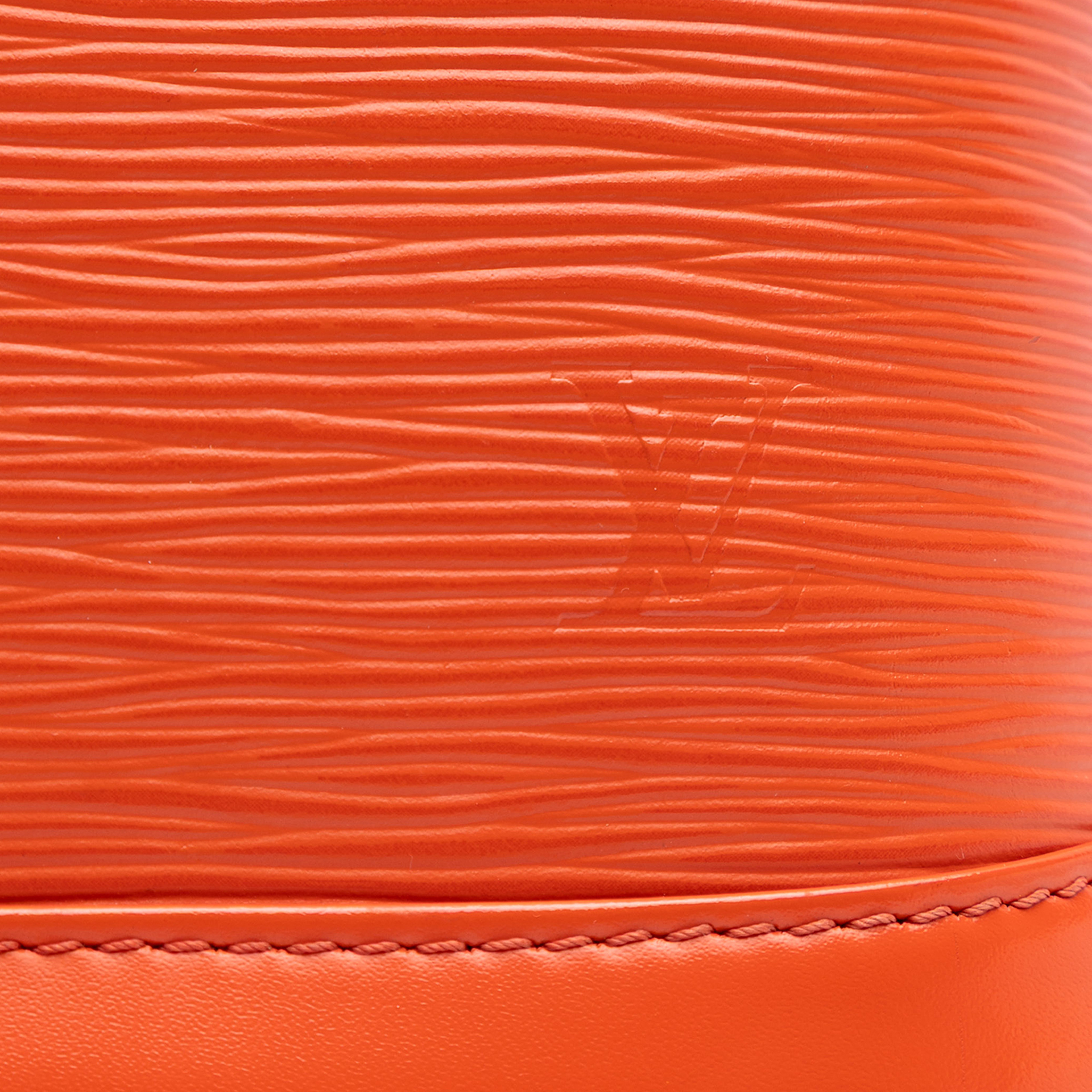 Louis Vuitton Epi Alma Bb, från Luxclusif, i färgen orange. Klicka för att öppna bilden i stort format